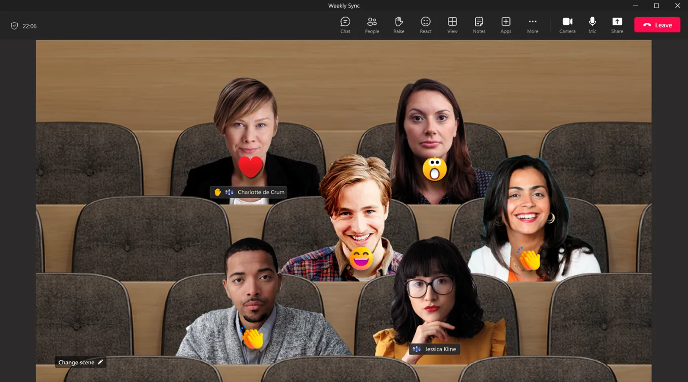 Người dùng tương tác trong chế độ Together Mode của Microsoft Teams với biểu tượng cảm xúc và nhãn