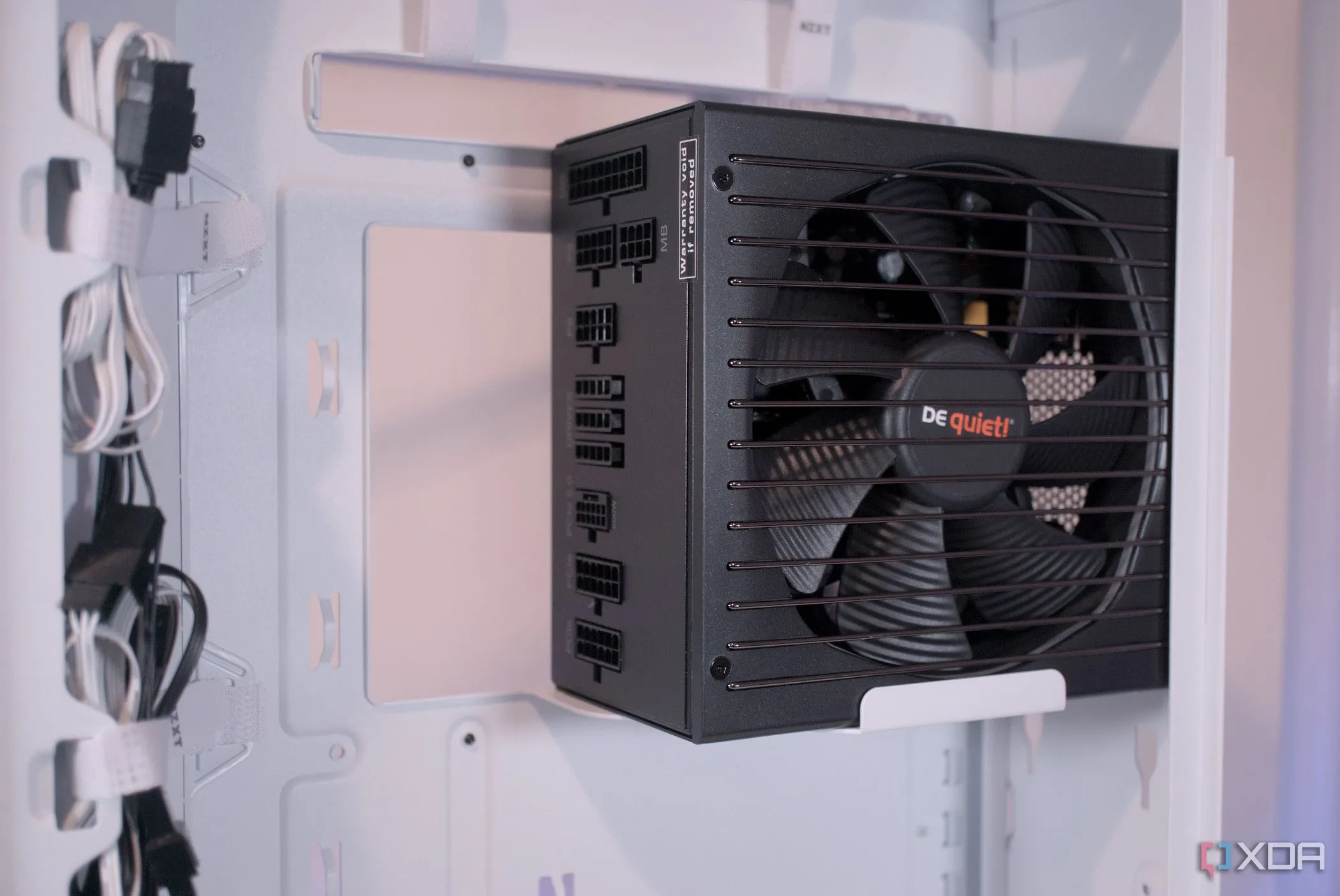 Nguồn be quiet! Straight Power 12 được lắp đặt gọn gàng trong thùng máy, minh họa lợi ích của PSU module trong việc đi dây.