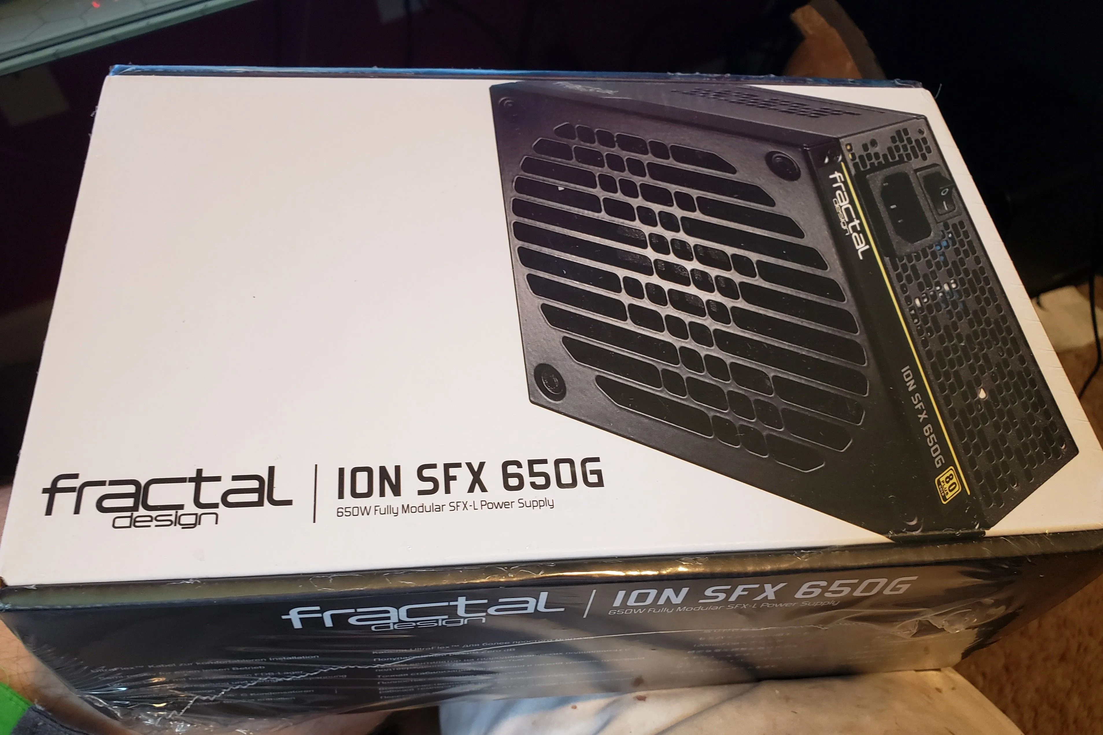 Nguồn máy tính SFX (Small Form Factor) màu đen trắng, minh họa linh kiện chuyên biệt thường có giá cao hơn cho PC SFF.