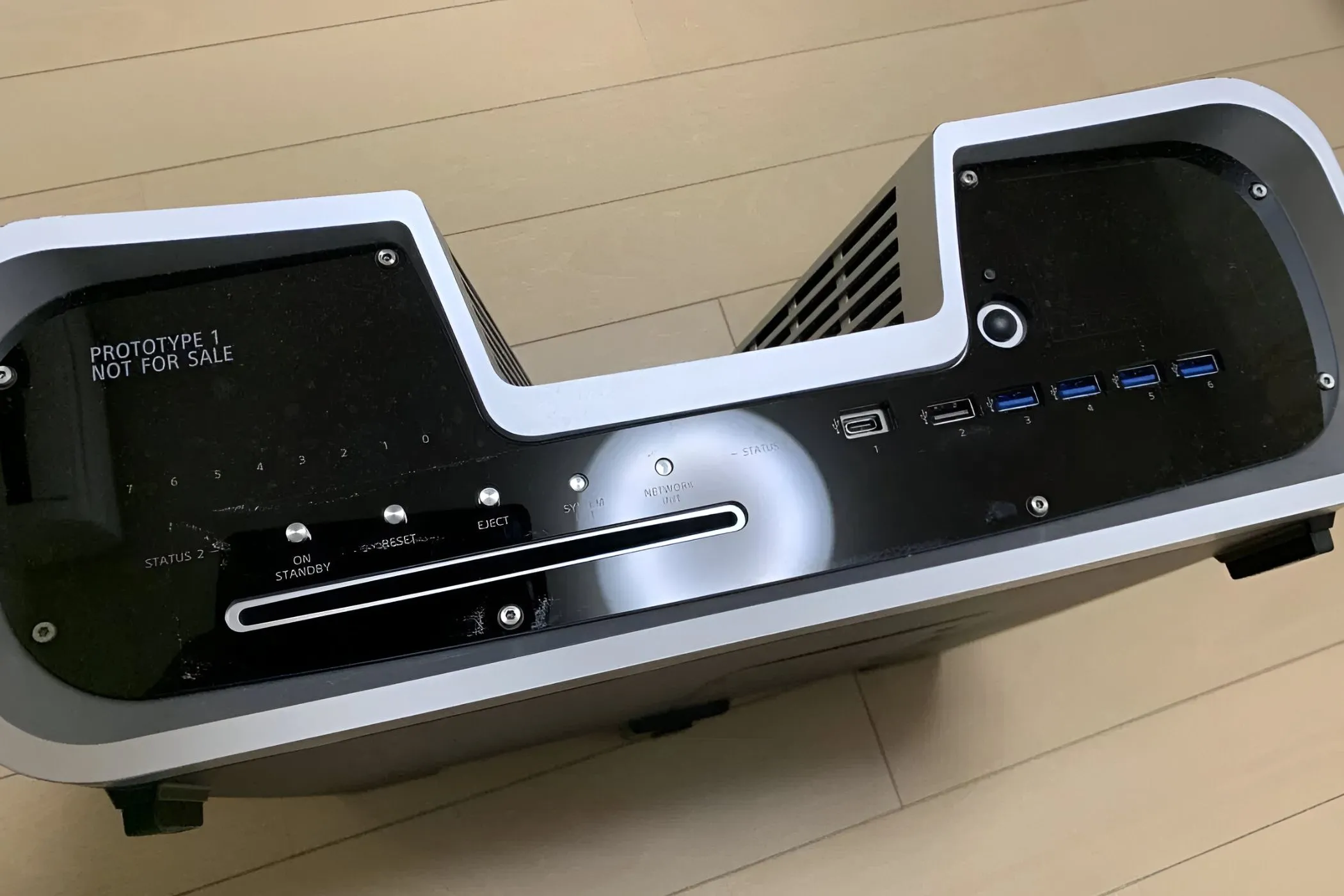 Nguyên mẫu PlayStation 5 dev kit với thiết kế chữ V độc đáo và các khe tản nhiệt lớn