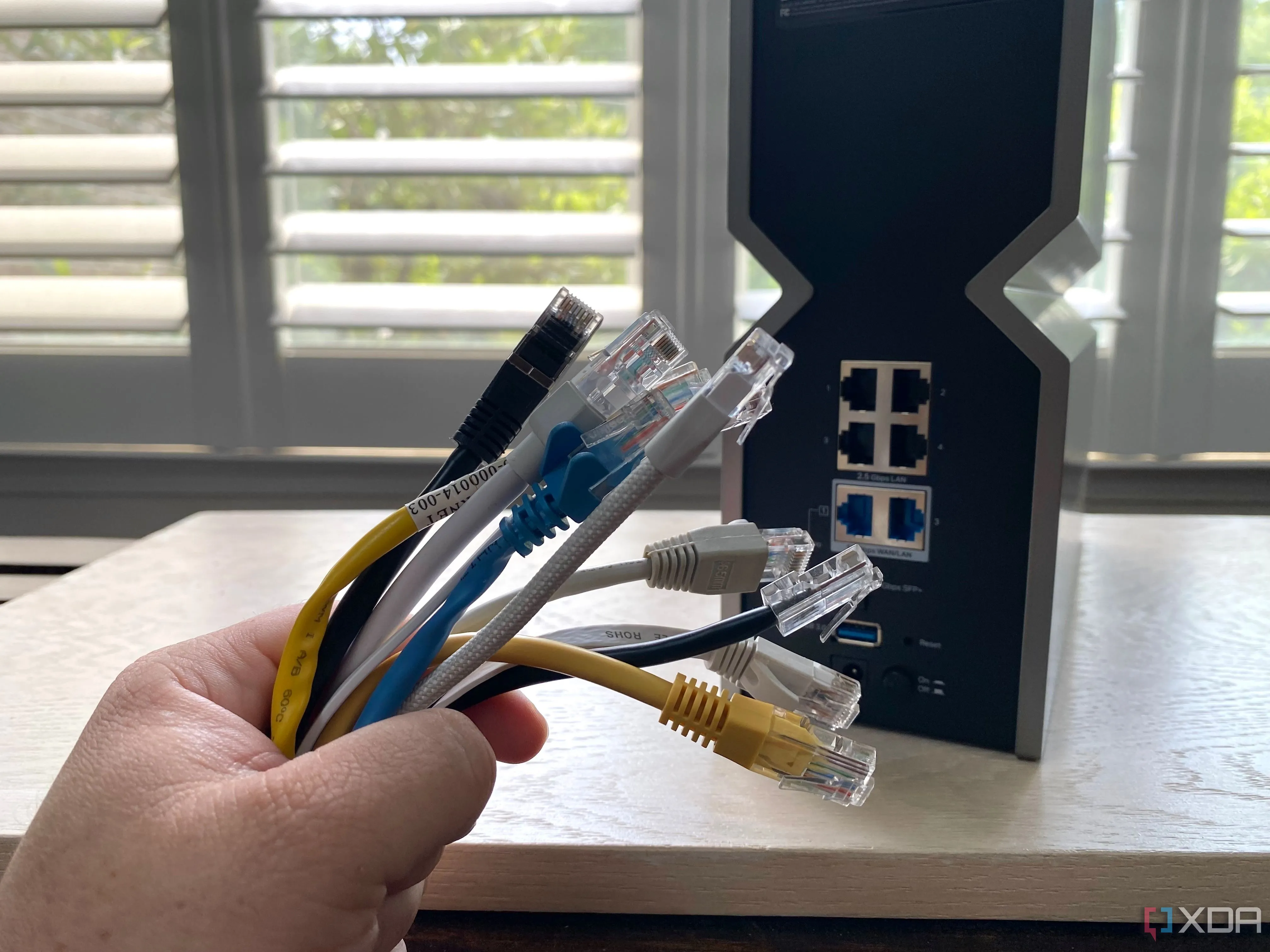 Nhiều sợi cáp Ethernet kết nối với bộ định tuyến, minh họa cho việc tăng cường kết nối mạng và Link Aggregation