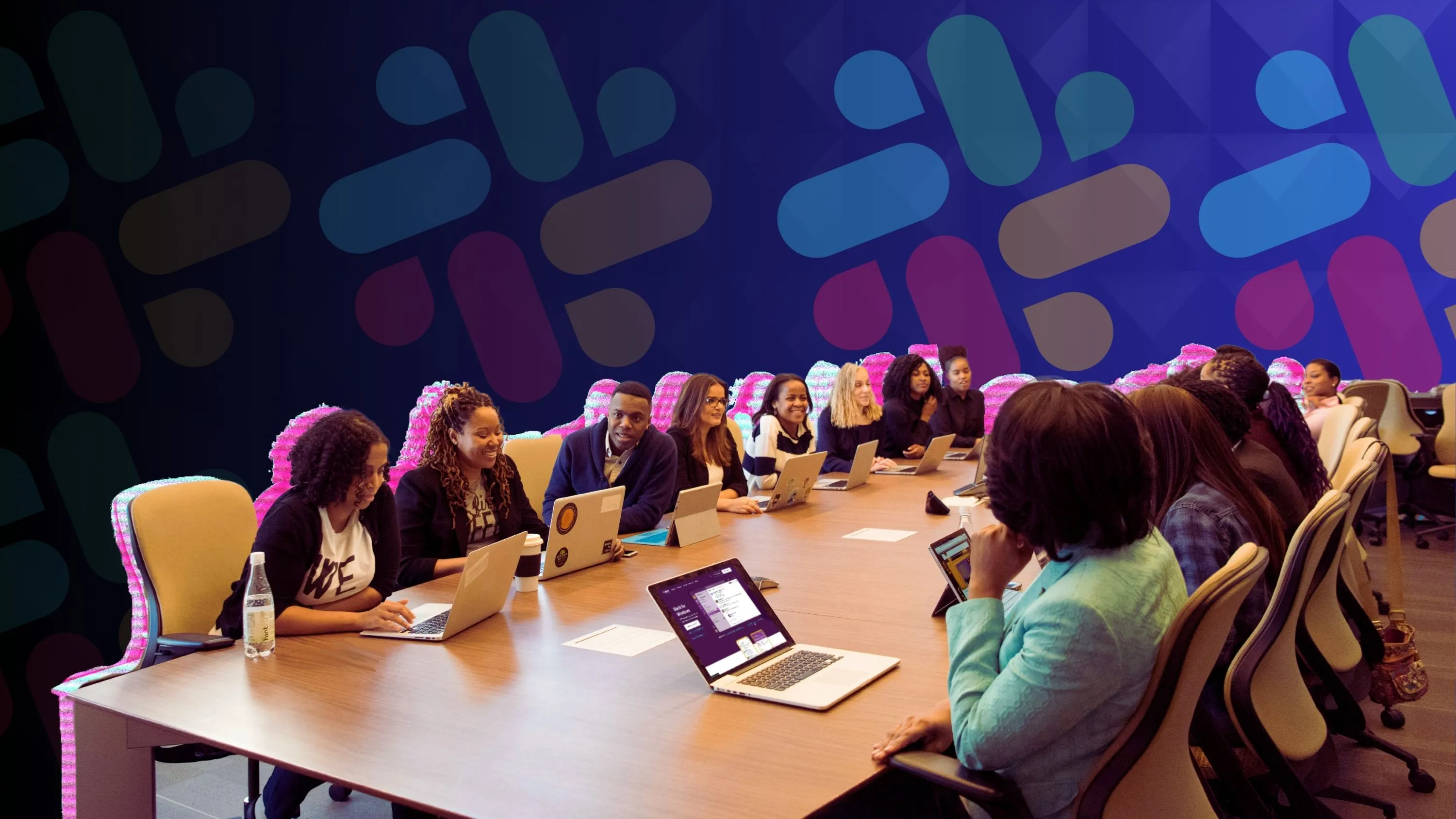 Nhóm người dùng làm việc cộng tác trên Slack qua laptop, thể hiện sự kết nối và giao tiếp nhóm hiệu quả