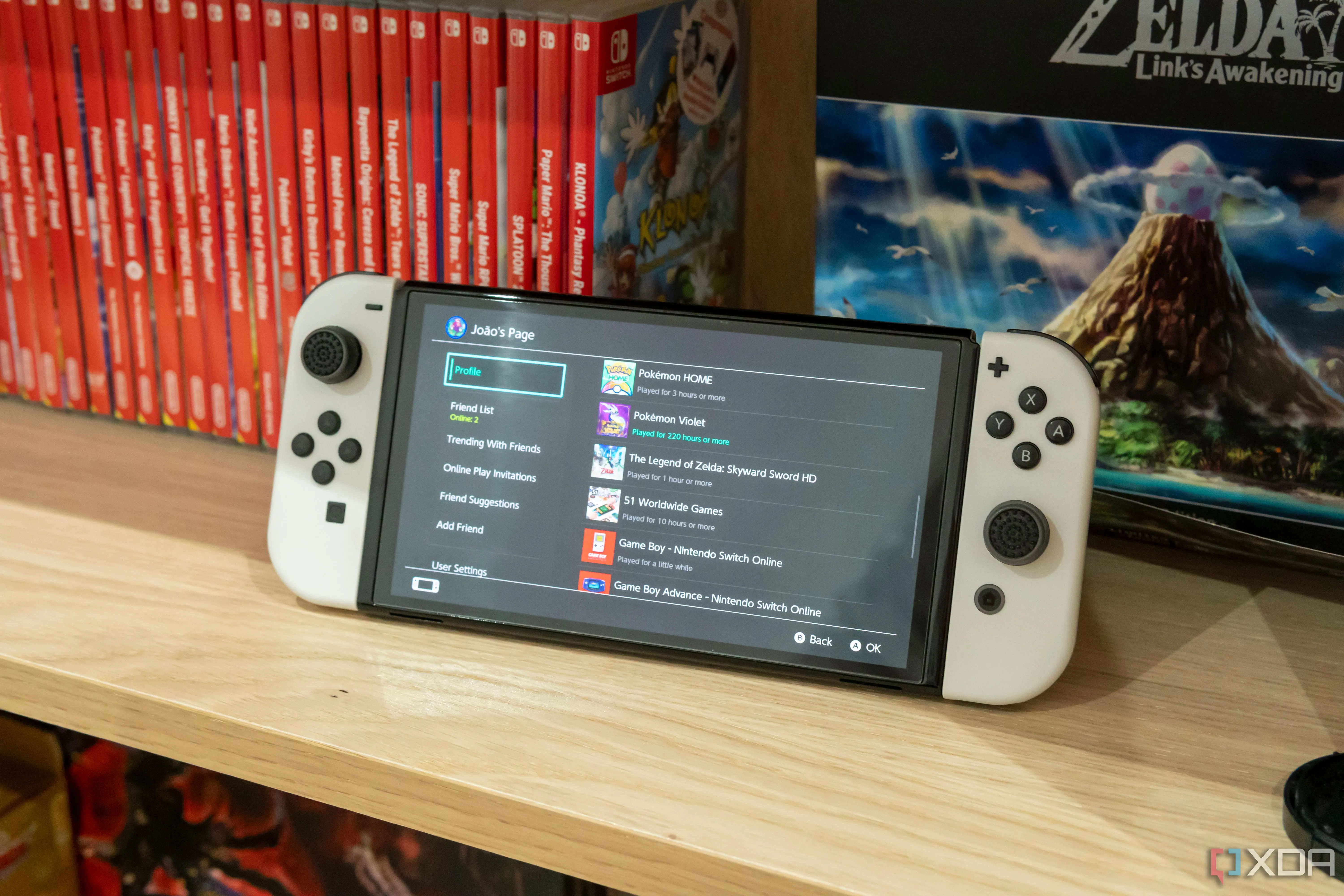 Nintendo Switch với màn hình hiển thị game và người chơi đang sử dụng Joy-Con