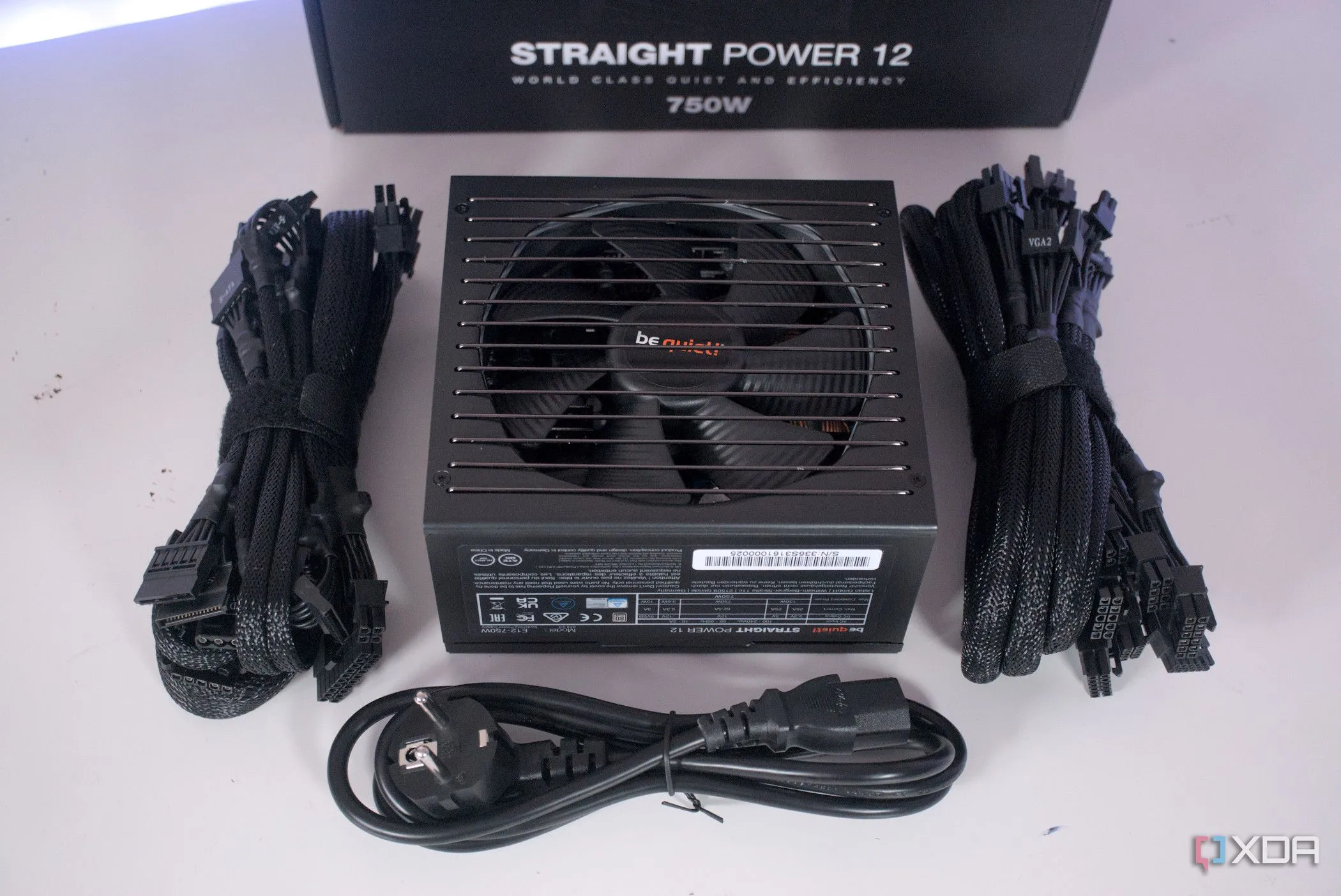 Nội dung bên trong hộp bộ nguồn be quiet! Pure Power 12 M 850W, minh họa cho một PSU chất lượng cao