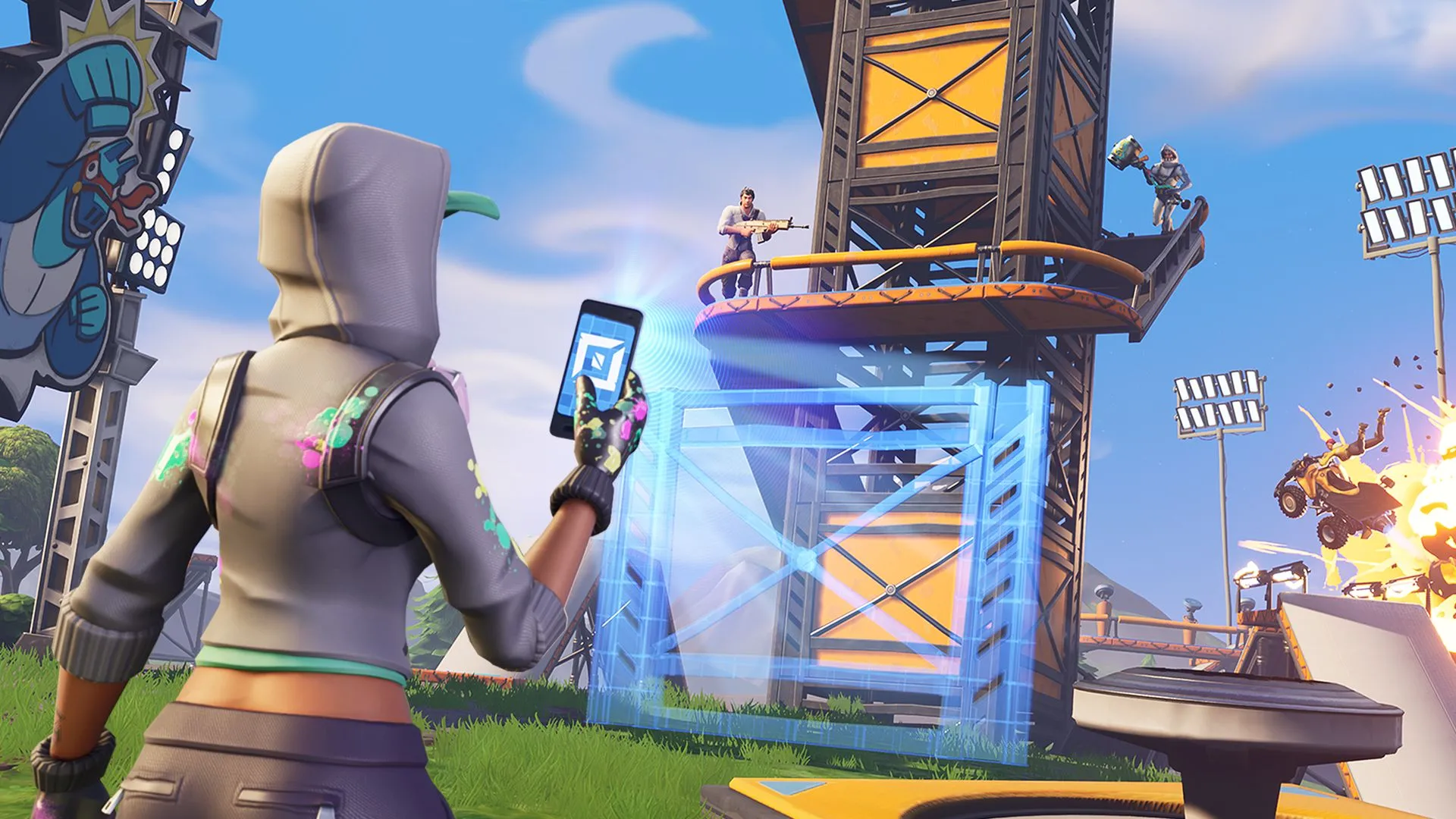 Nữ nhân vật Fortnite cầm điện thoại chế độ Creative và sử dụng bản thiết kế chống lại tháp canh màu vàng với hai người chơi trên cầu thang của nó