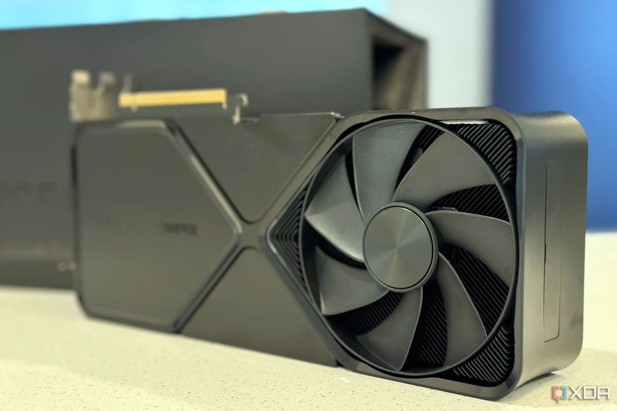 Nvidia GeForce RTX 4080 Super Founders Edition được trưng bày cùng hộp sản phẩm, thể hiện thiết kế cao cấp của dòng card đồ họa.