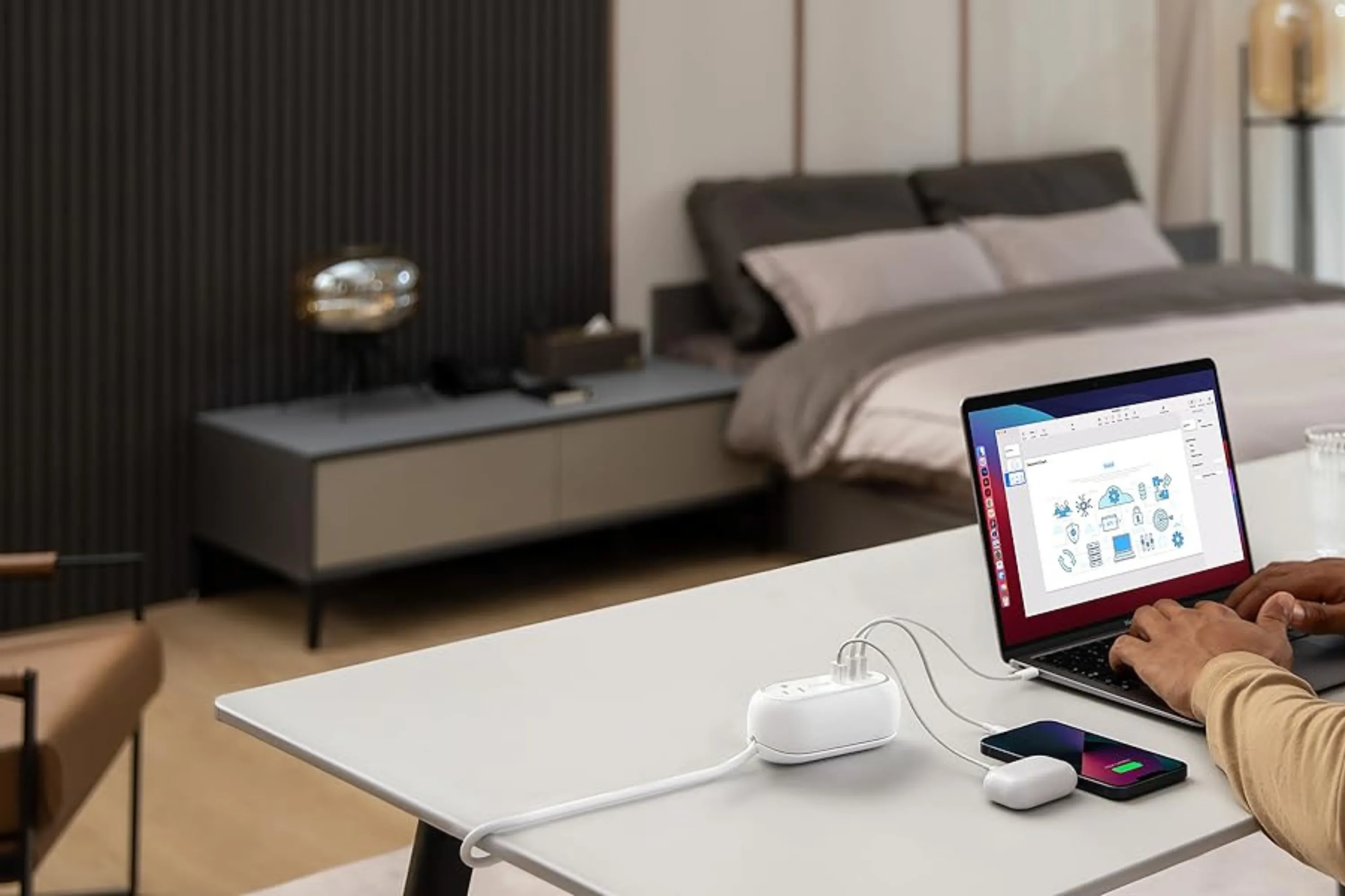 Ổ cắm điện Anker 615 GaNPrime Power Strip đang sạc nhiều thiết bị trên bàn làm việc gọn gàng