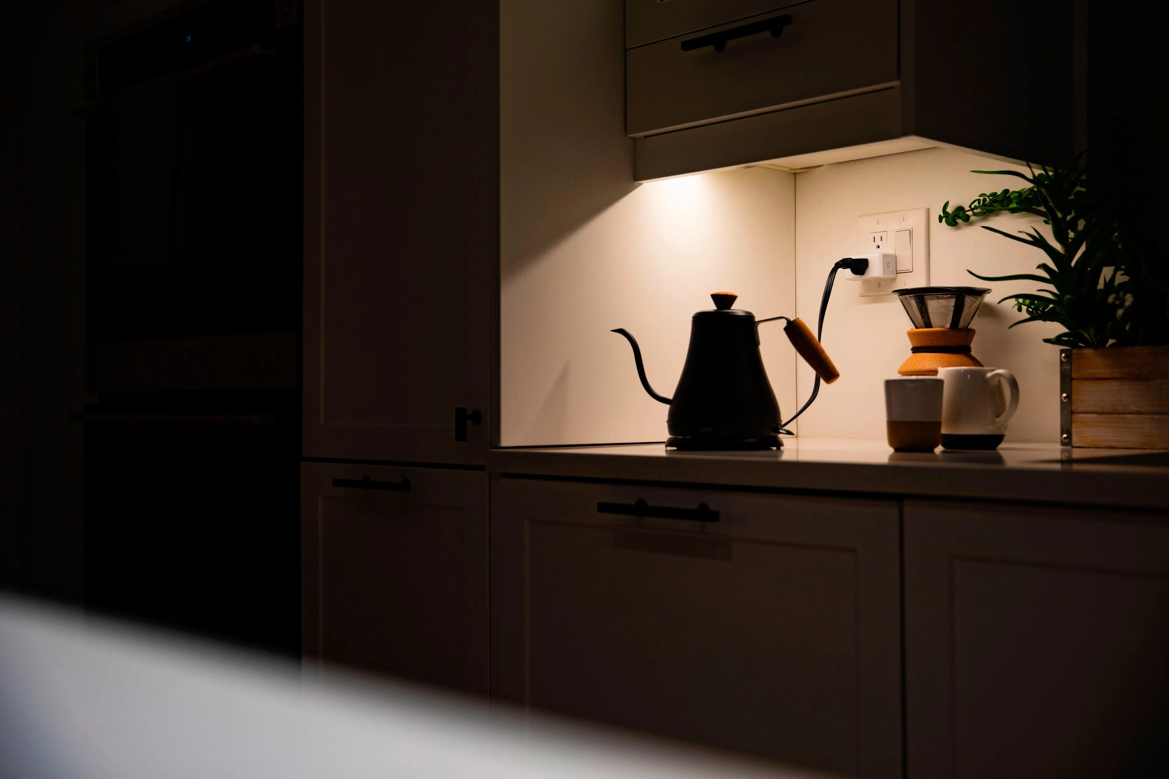 Ổ cắm thông minh TP-Link Kasa Smart Wi-Fi Plug Mini, một ví dụ về thiết bị IoT có thể trở thành điểm yếu bảo mật nội bộ.