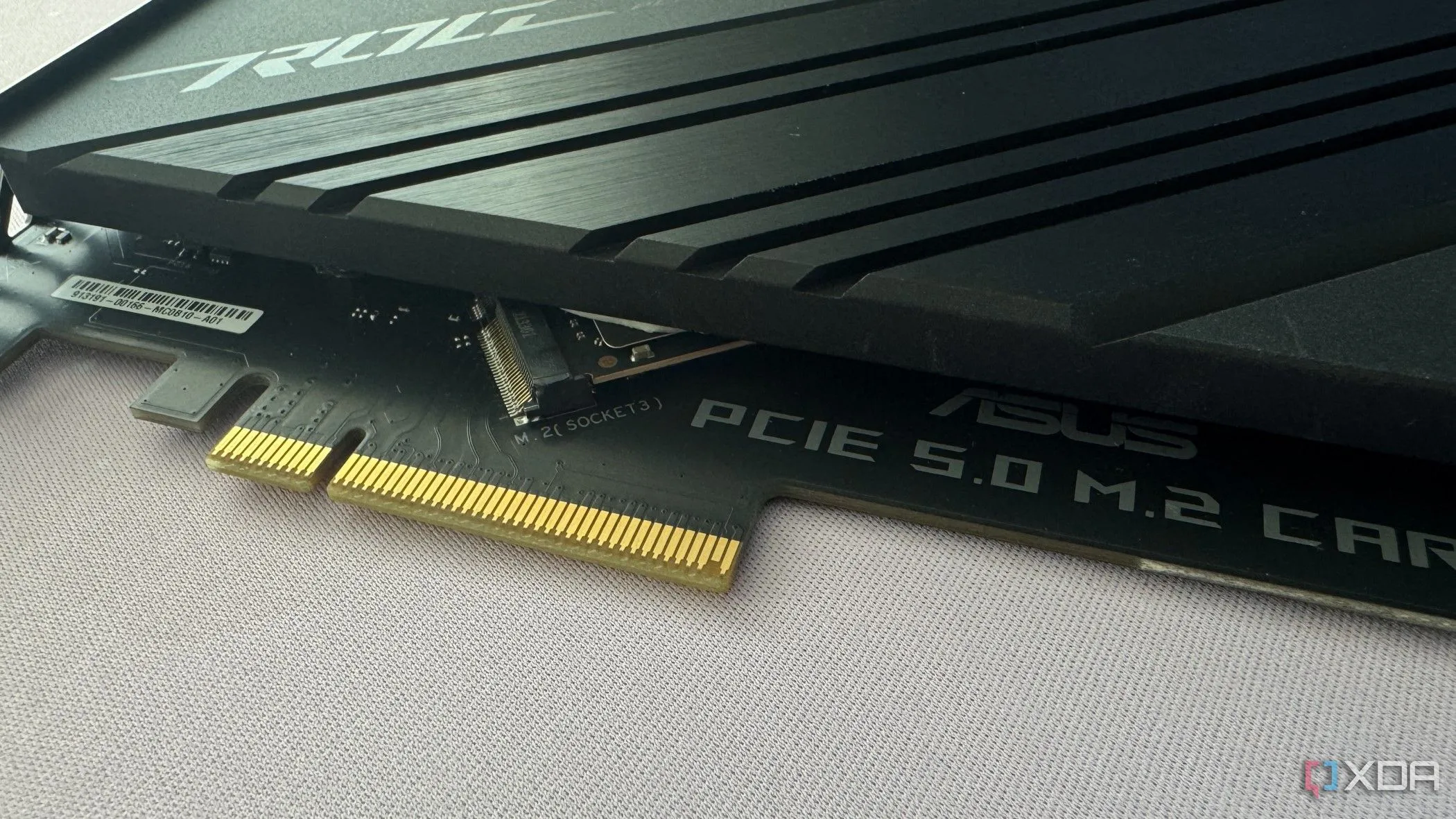 Ổ cứng Crucial T705 M.2 SSD thế hệ PCIe 5.0 gắn trên card adapter PCIe có tản nhiệt