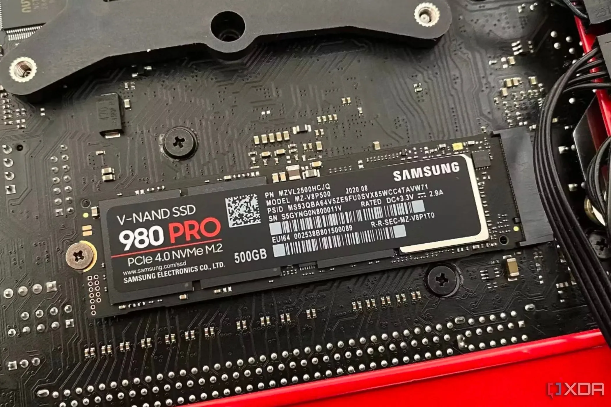 Ổ cứng Samsung 980 Pro M.2 NVMe được lắp đặt trên bo mạch chủ
