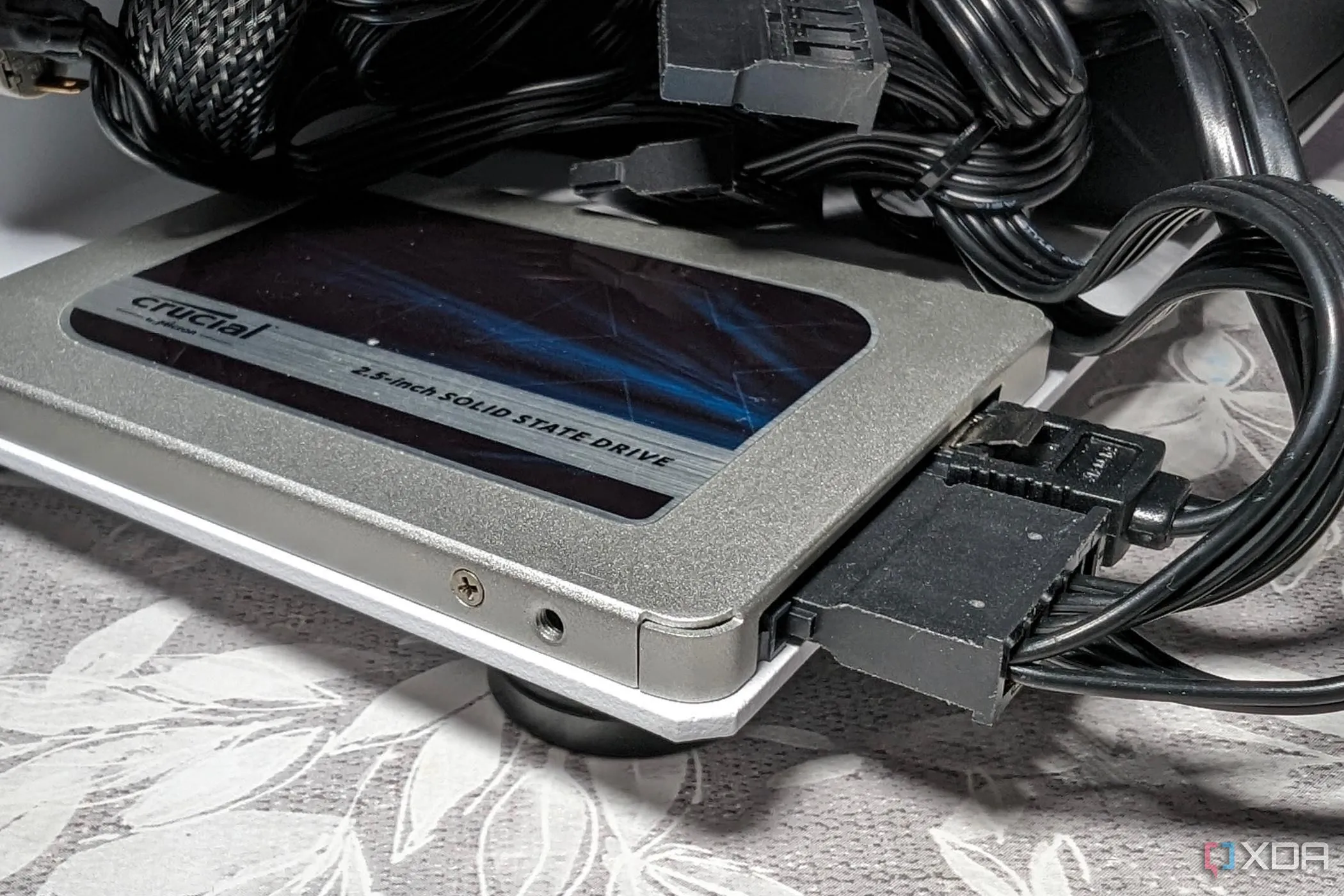 Ổ cứng SSD Crucial BX500 chuẩn SATA trên bề mặt đen