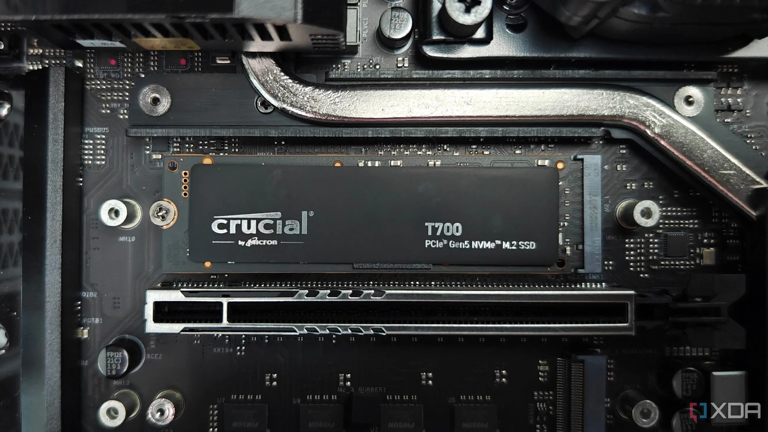 Ổ cứng SSD Crucial T700 chuẩn M.2 NVMe được lắp đặt trực tiếp trên bo mạch chủ, giúp loại bỏ dây cáp và tối ưu hóa không gian bên trong thùng máy