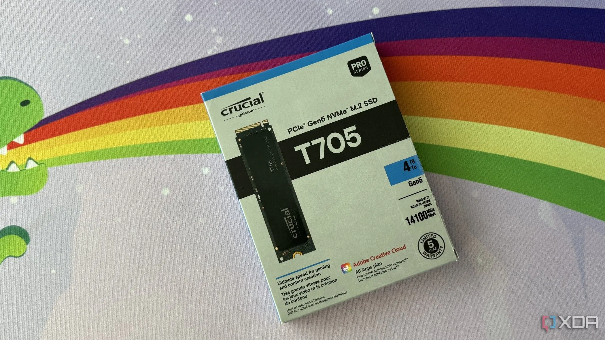 Ổ cứng SSD Crucial T705 NVMe Gen5 với tản nhiệt, hộp đựng trên bàn màu cầu vồng