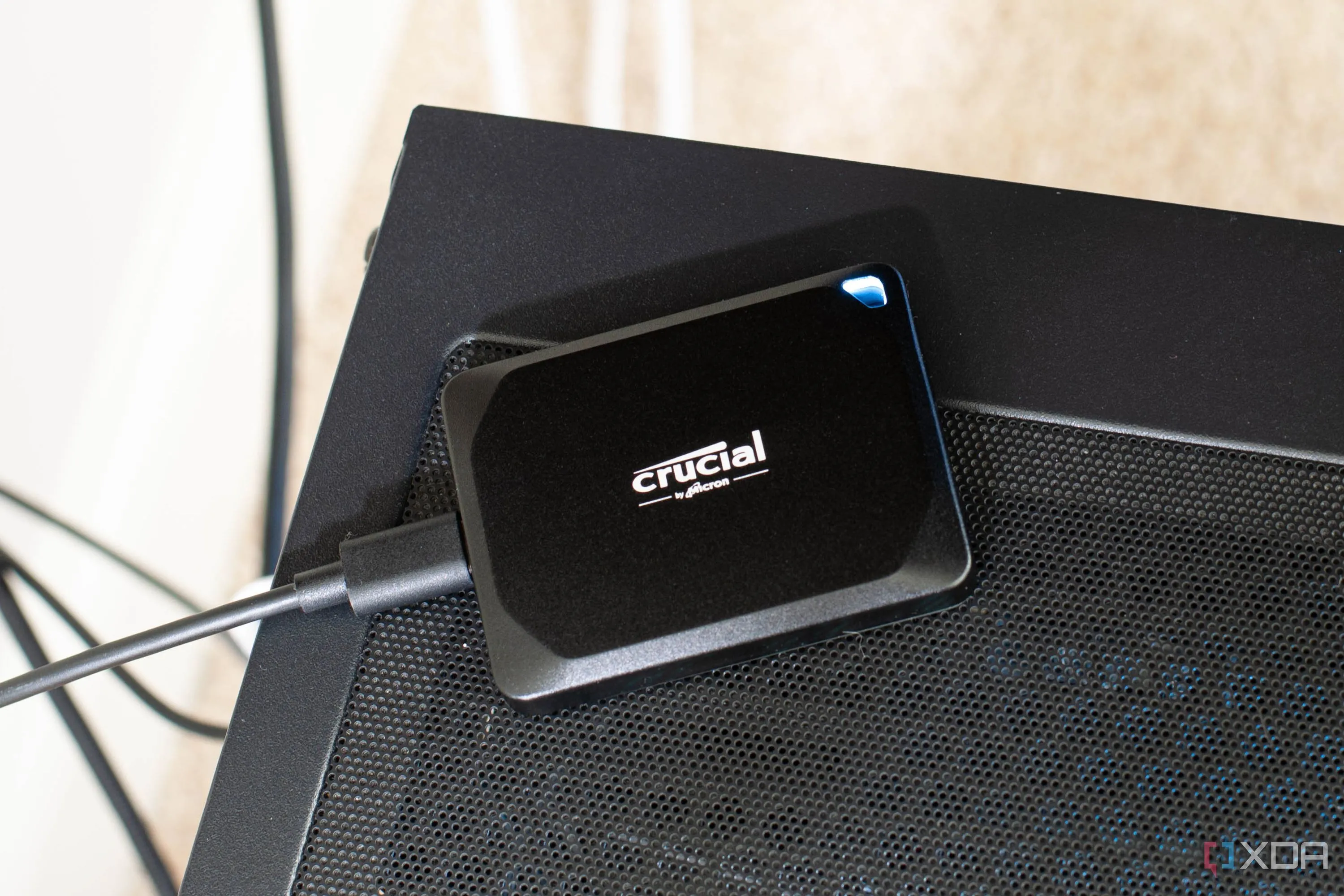 Ổ cứng SSD di động Crucial X10 Pro kết nối với máy tính, giải pháp lưu trữ ngoại vi hiệu quả