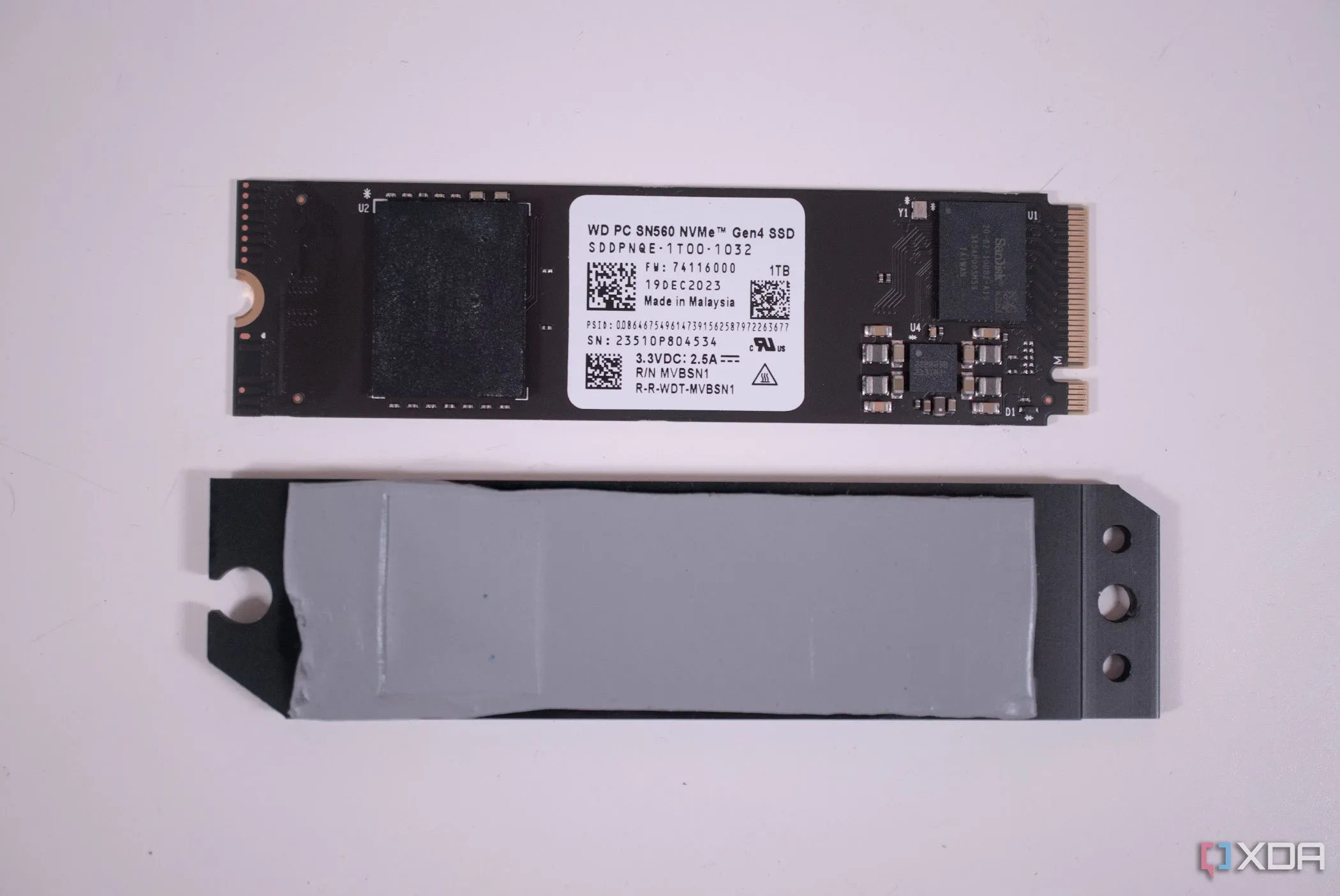 Ổ cứng SSD M.2 NVMe được trang bị tản nhiệt, ảnh hưởng đến độ bền và hiệu suất hoạt động liên tục của SSD.