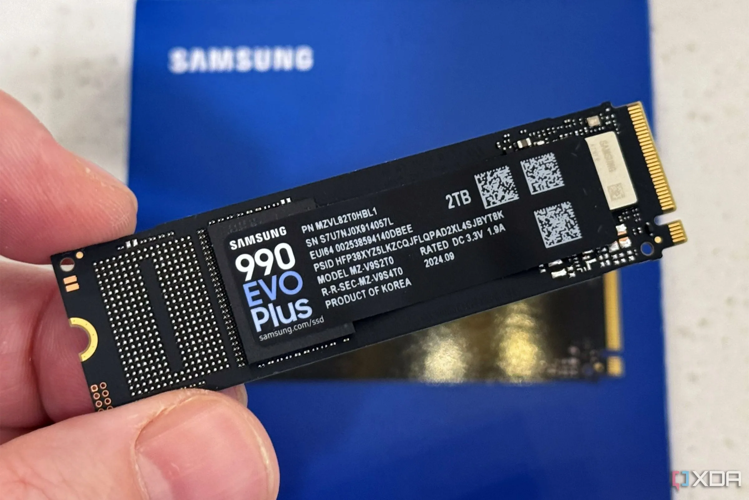 Ổ cứng SSD Samsung 990 Evo Plus cầm trên tay, minh họa thiết bị lưu trữ hiệu suất cao.