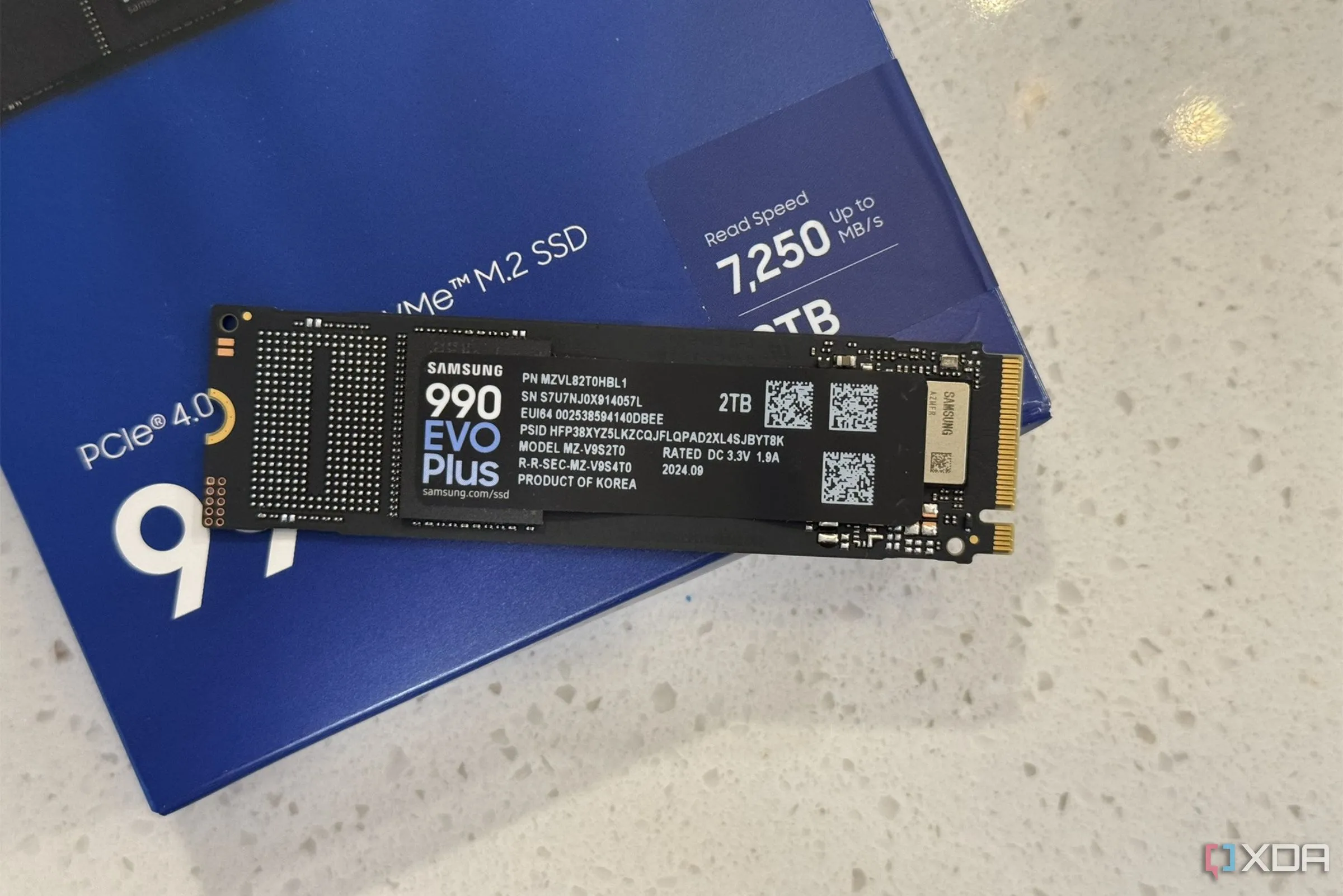 Ổ cứng SSD Samsung 990 Evo Plus NVMe trên hộp đựng