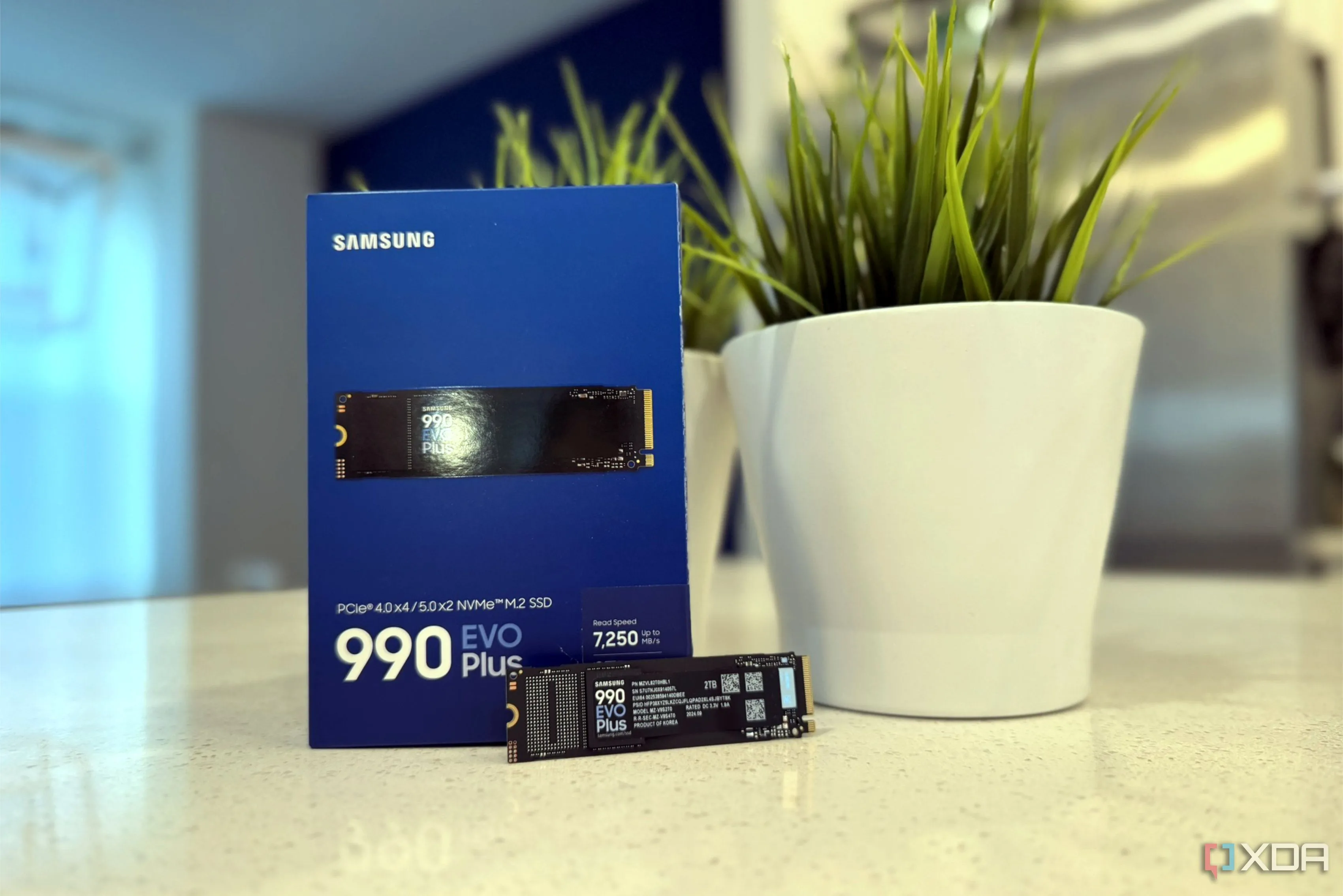 Ổ cứng SSD Samsung 990 Evo Plus và hộp đựng, sản phẩm công nghệ nổi bật trên mặt bàn.