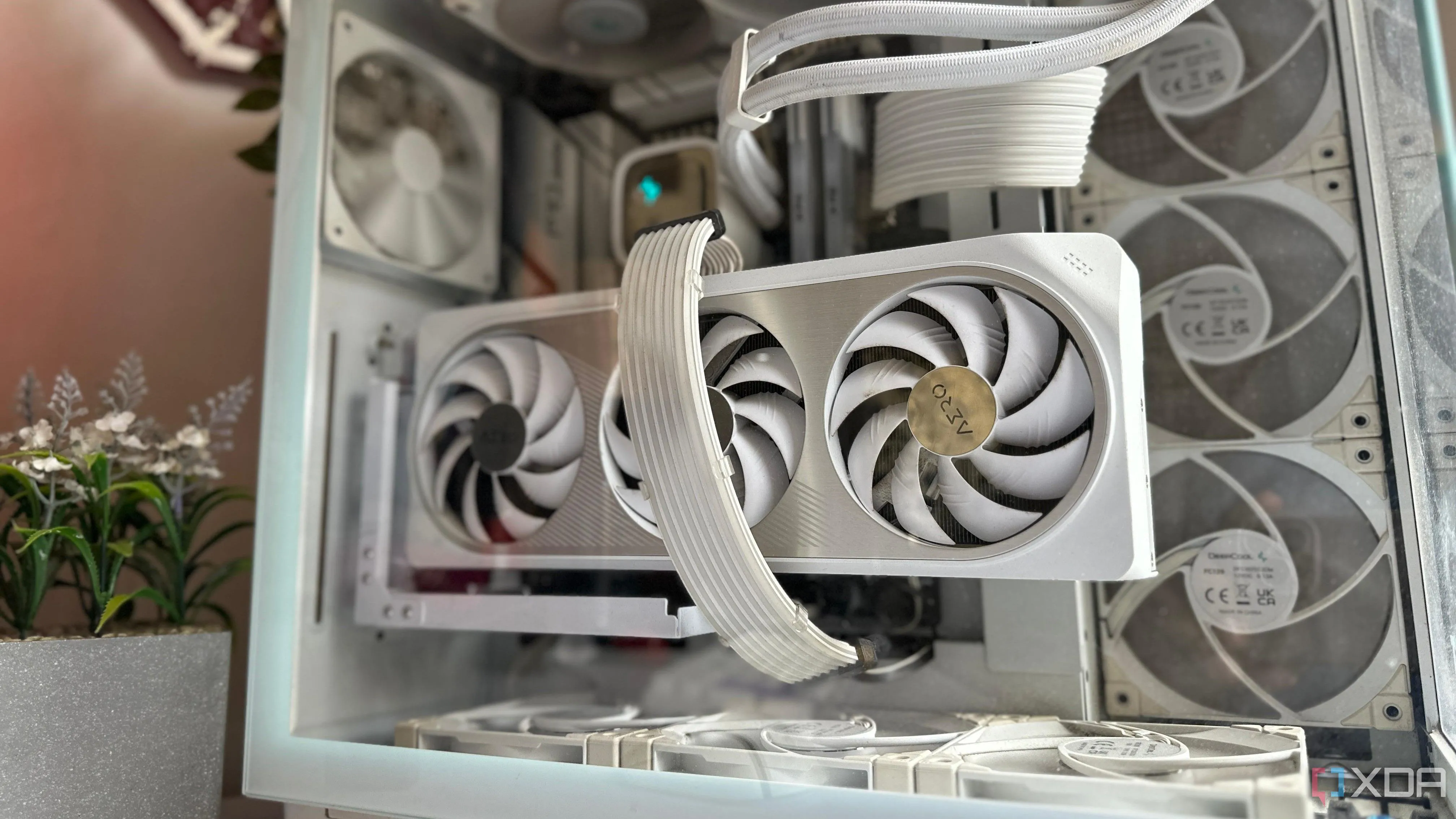PC gaming màu trắng với card đồ họa trắng nổi bật, đặt trên bàn làm việc sạch sẽ, minh họa không gian gọn gàng sau khi quản lý cáp