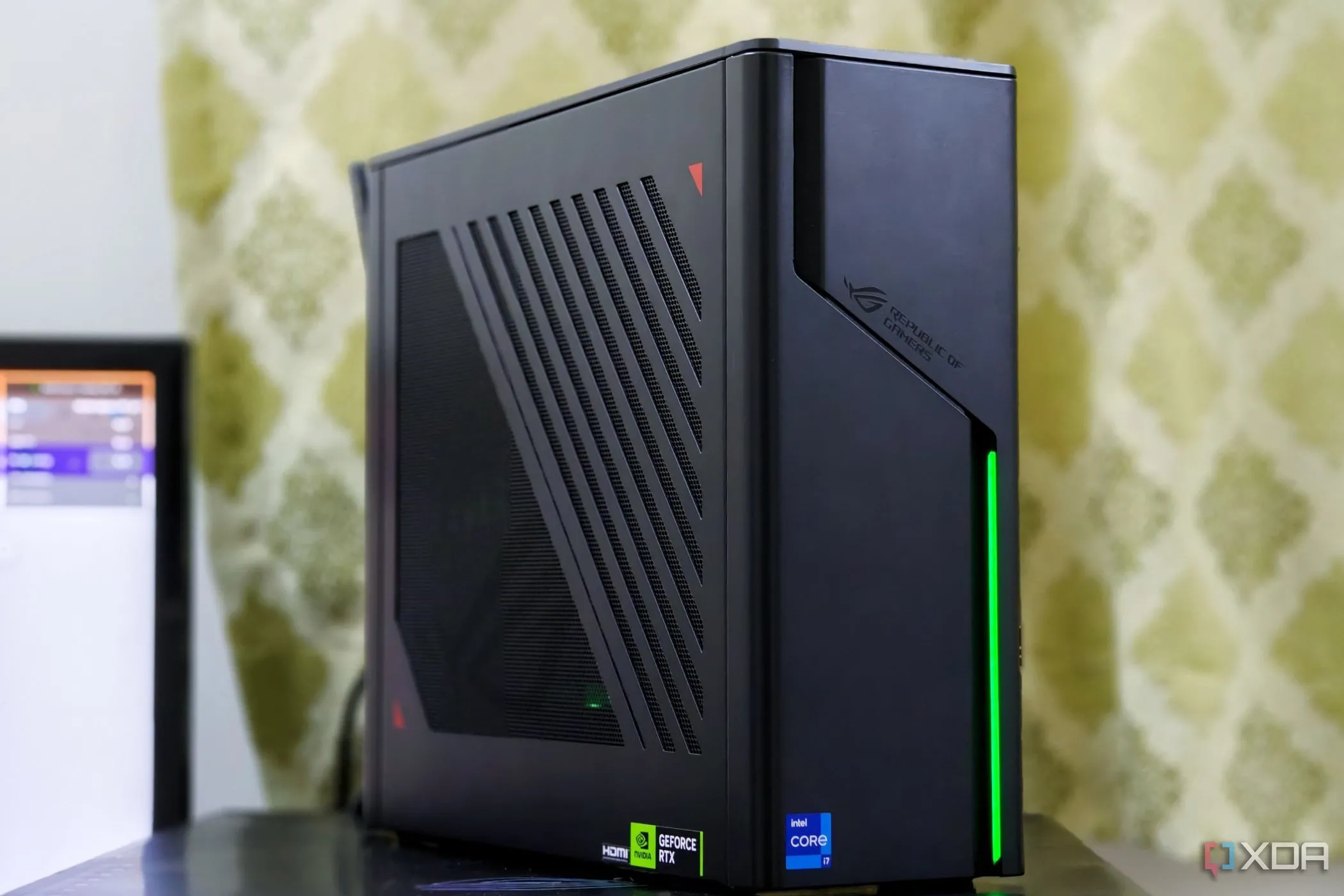 PC SFF ASUS ROG G22CH đặt trên bàn làm việc cạnh màn hình