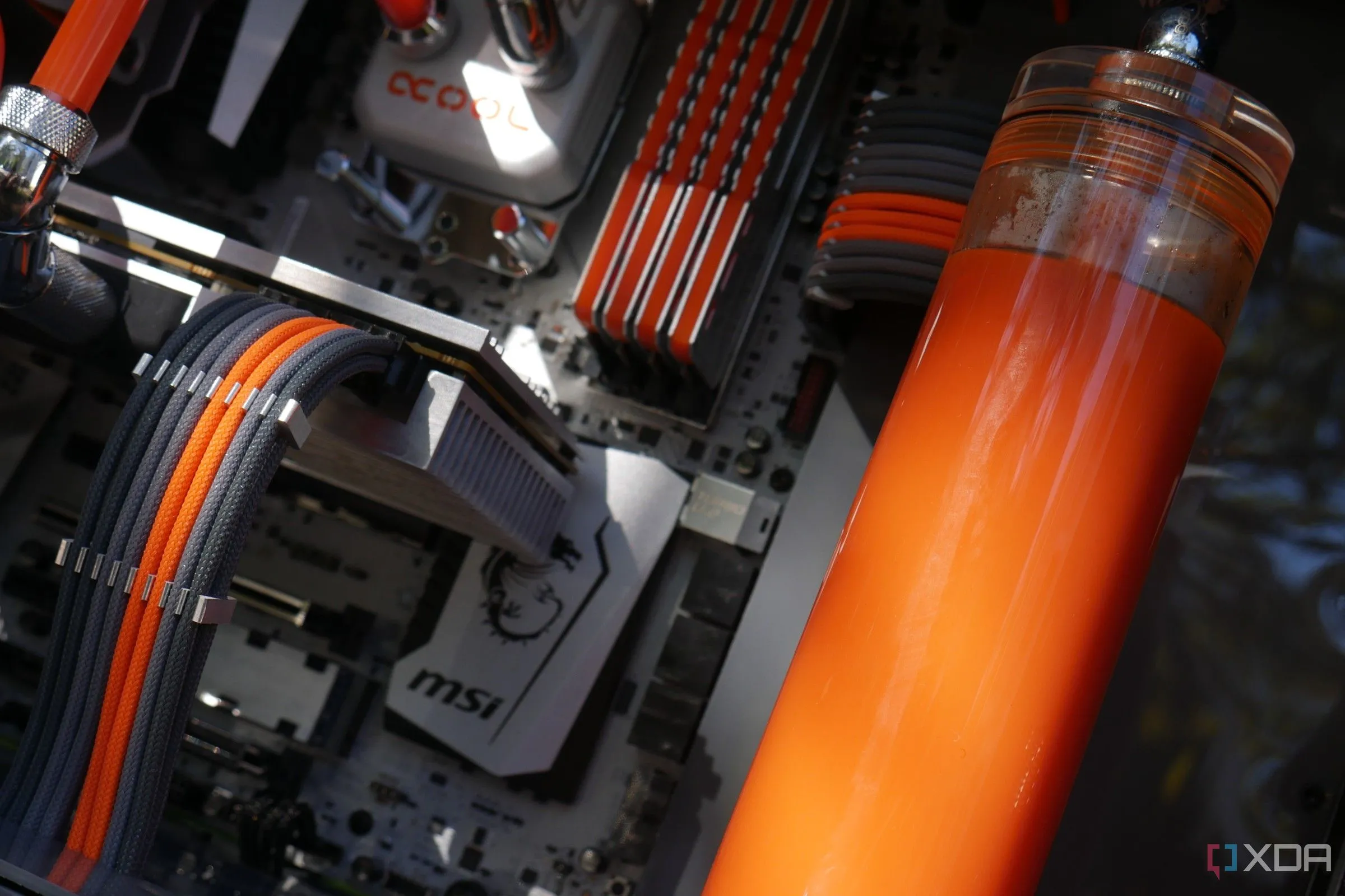 PC tản nhiệt nước tùy chỉnh với bộ cáp custom màu đen và đỏ được đi dây gọn gàng, tăng cường vẻ đẹp thẩm mỹ của hệ thống