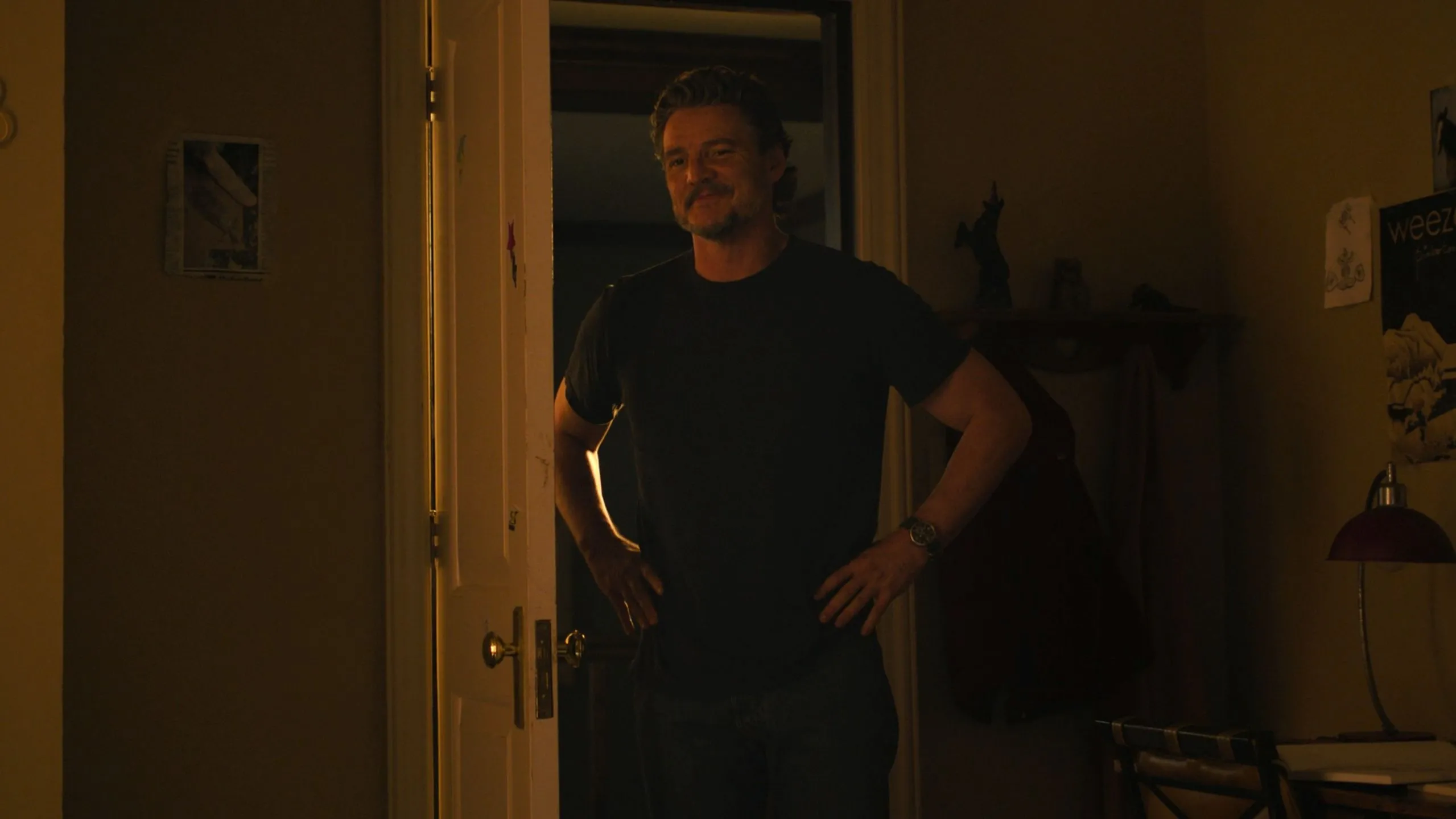 Pedro Pascal trong vai Joel mỉm cười trong cảnh hồi ức (flashback) ở The Last of Us mùa 2