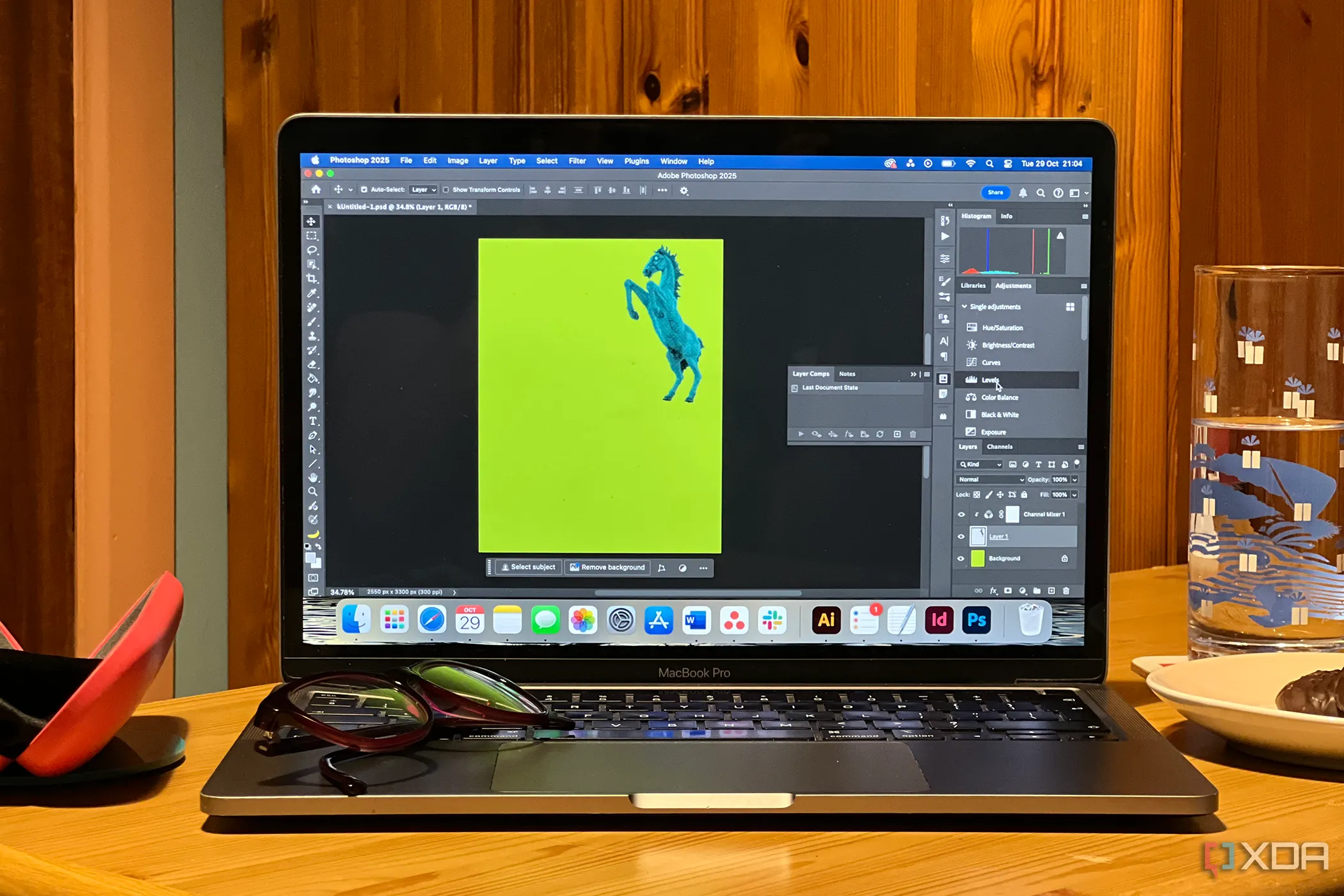 Phần mềm Adobe Photoshop đang chạy trên MacBook Pro đặt trên bàn gỗ, thể hiện sự chuyên nghiệp của công cụ chỉnh sửa ảnh hàng đầu.