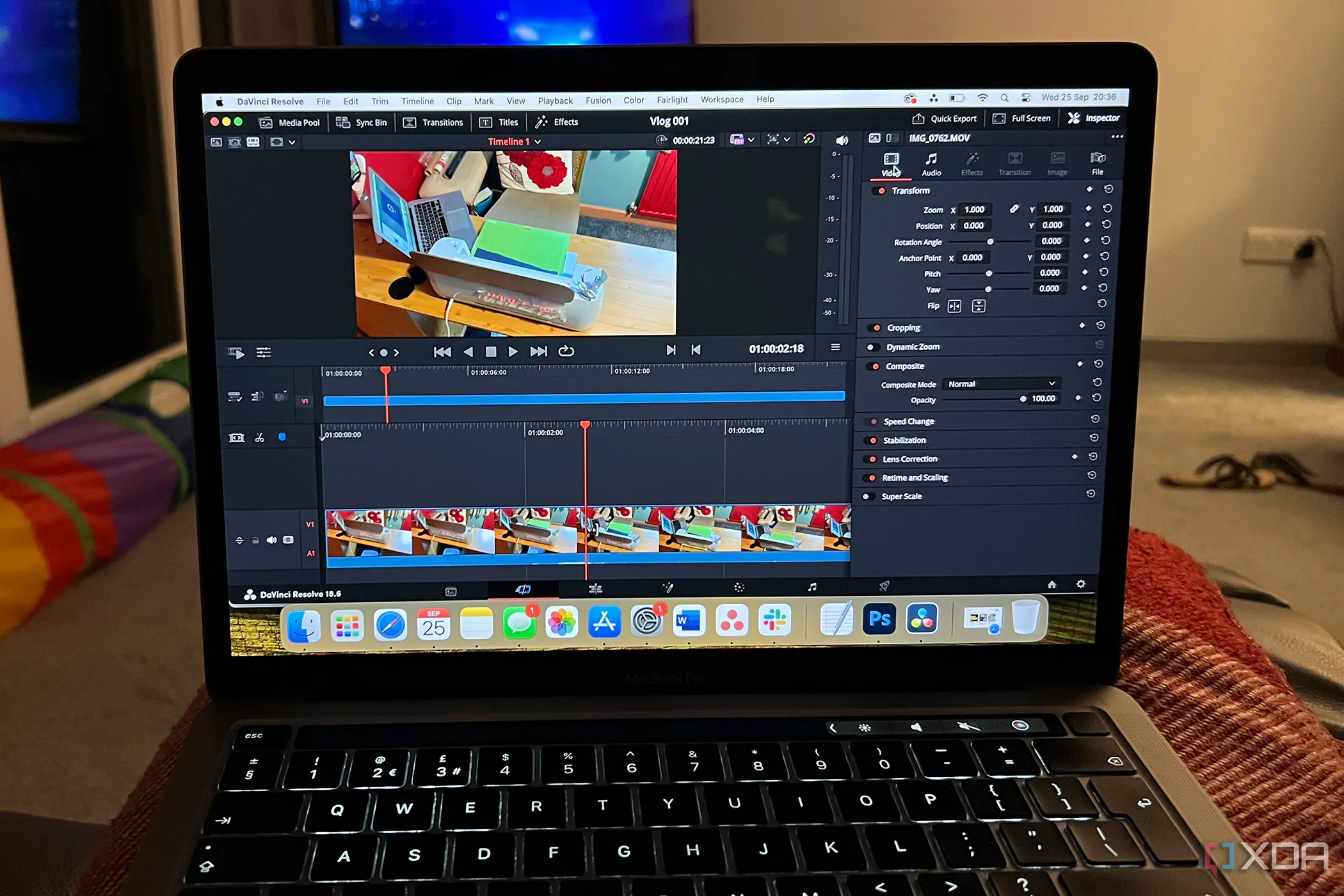 Phần mềm chỉnh sửa video DaVinci Resolve đang hoạt động trên MacBook