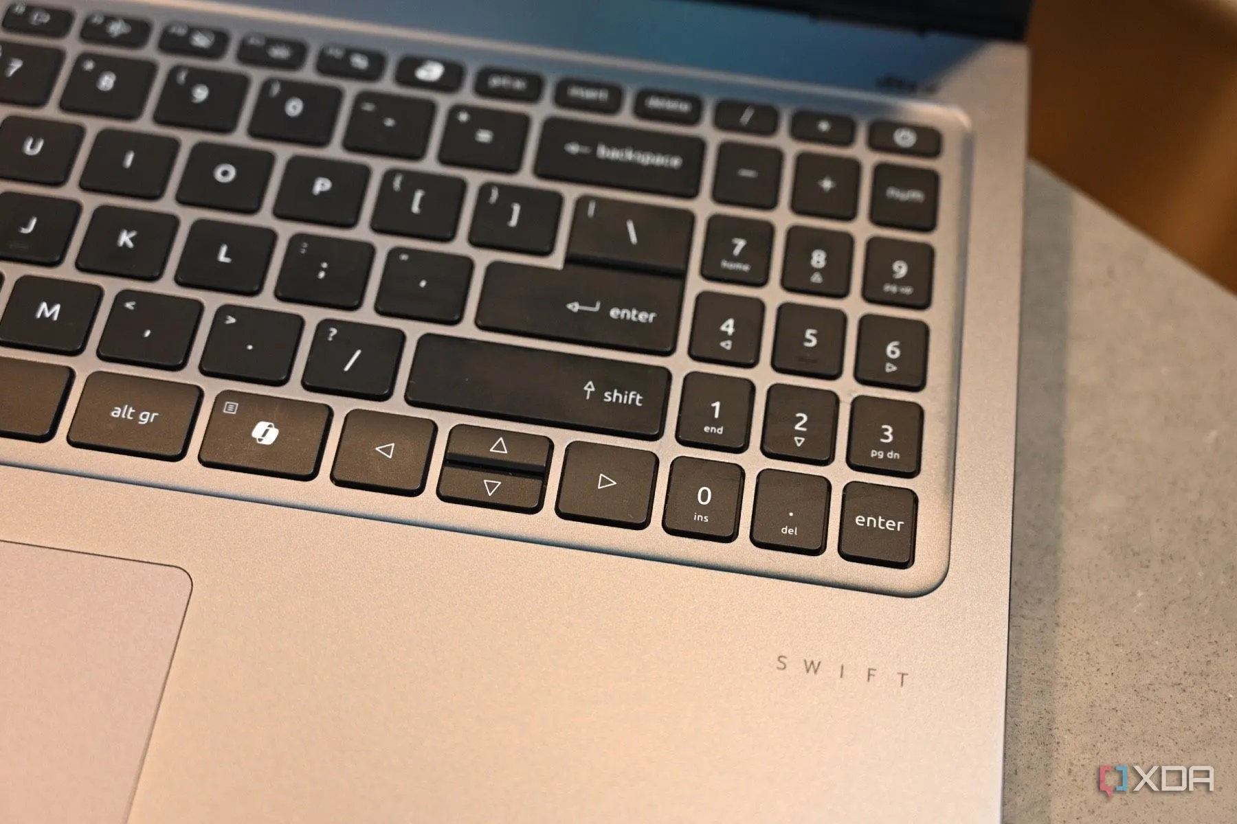 Phím Copilot trên bàn phím laptop Acer Swift Go 14, biểu tượng của trợ lý AI Microsoft