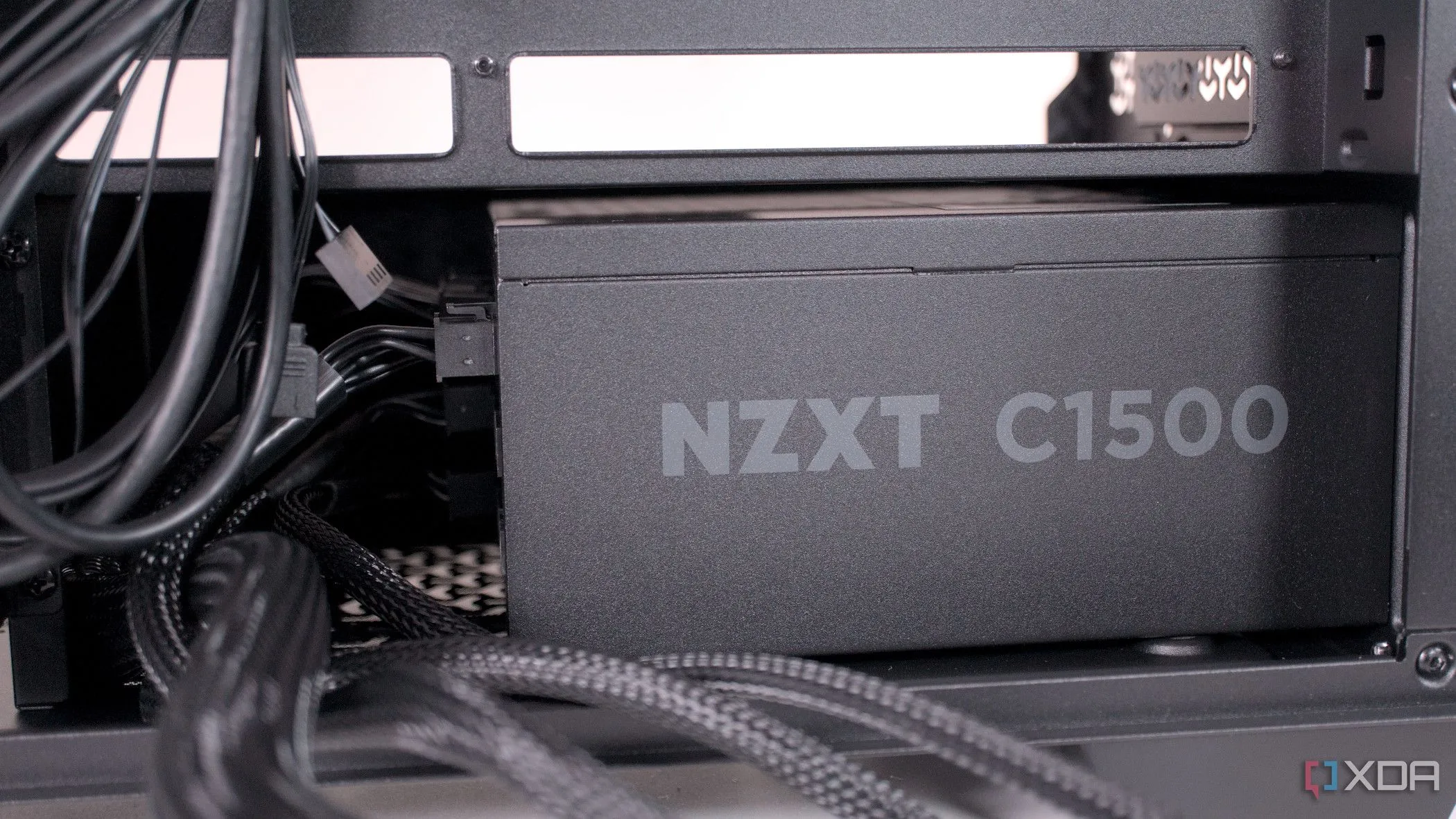 Quá trình lắp đặt bộ nguồn (PSU) bên trong vỏ case Corsair 3500X ARGB