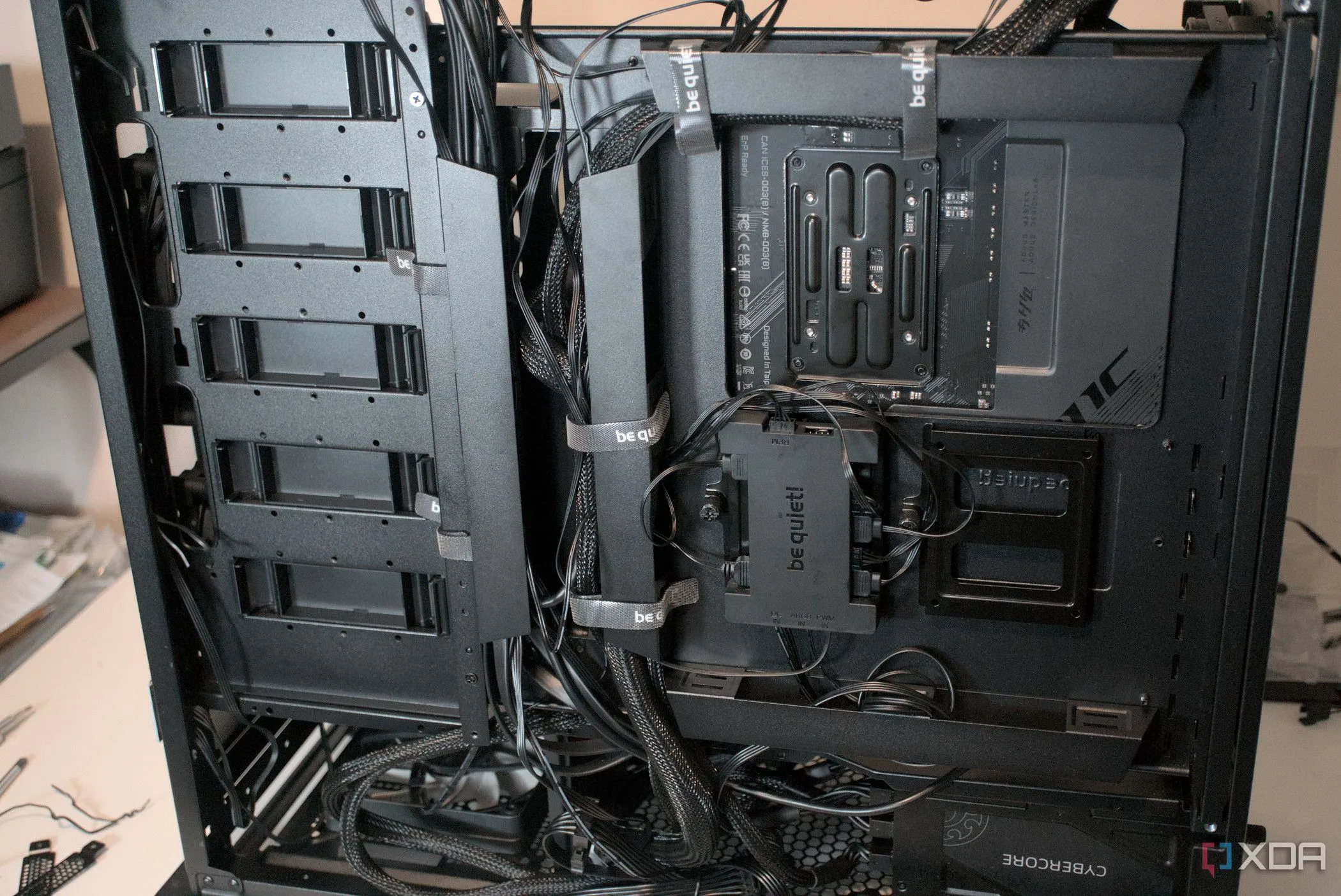 Quản lý dây cáp gọn gàng phía sau khay bo mạch chủ của case Be Quiet! Dark Base Pro 901, tối ưu luồng khí.