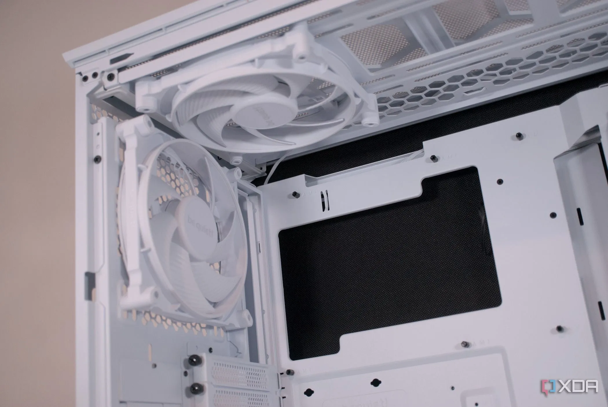 Quạt tản nhiệt bên trong một thùng máy tính PC, minh họa nguồn gây tiếng ồn trên các hệ thống Windows