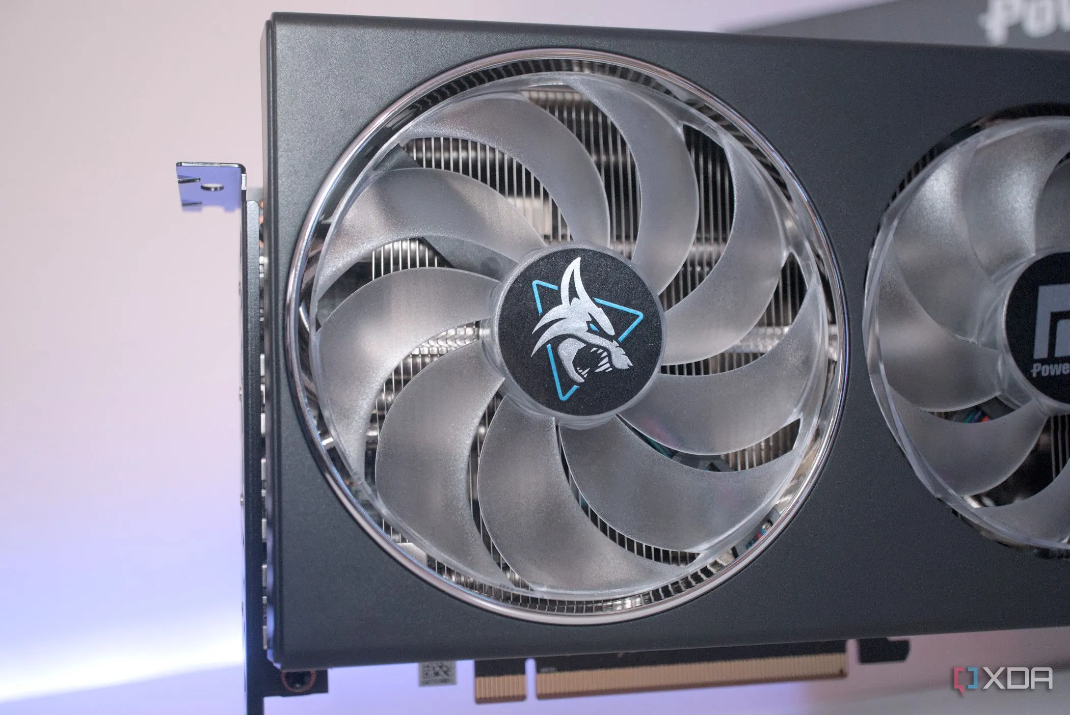 Quạt tản nhiệt của card đồ họa PowerColor Hellhound Radeon RX 7900 GRE ở mặt trước