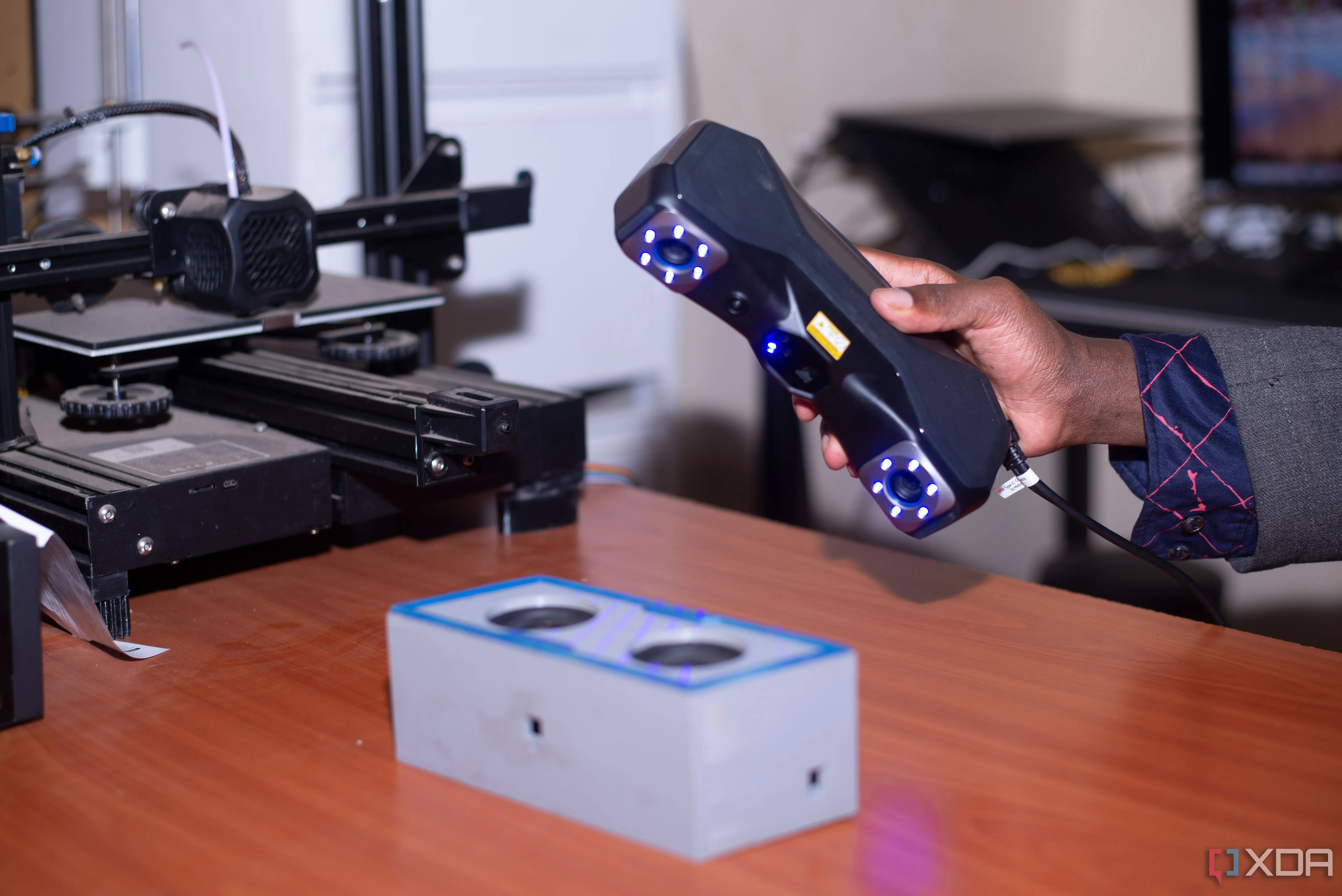 Quét 3D một chiếc loa mini trong môi trường làm việc được tối ưu ánh sáng