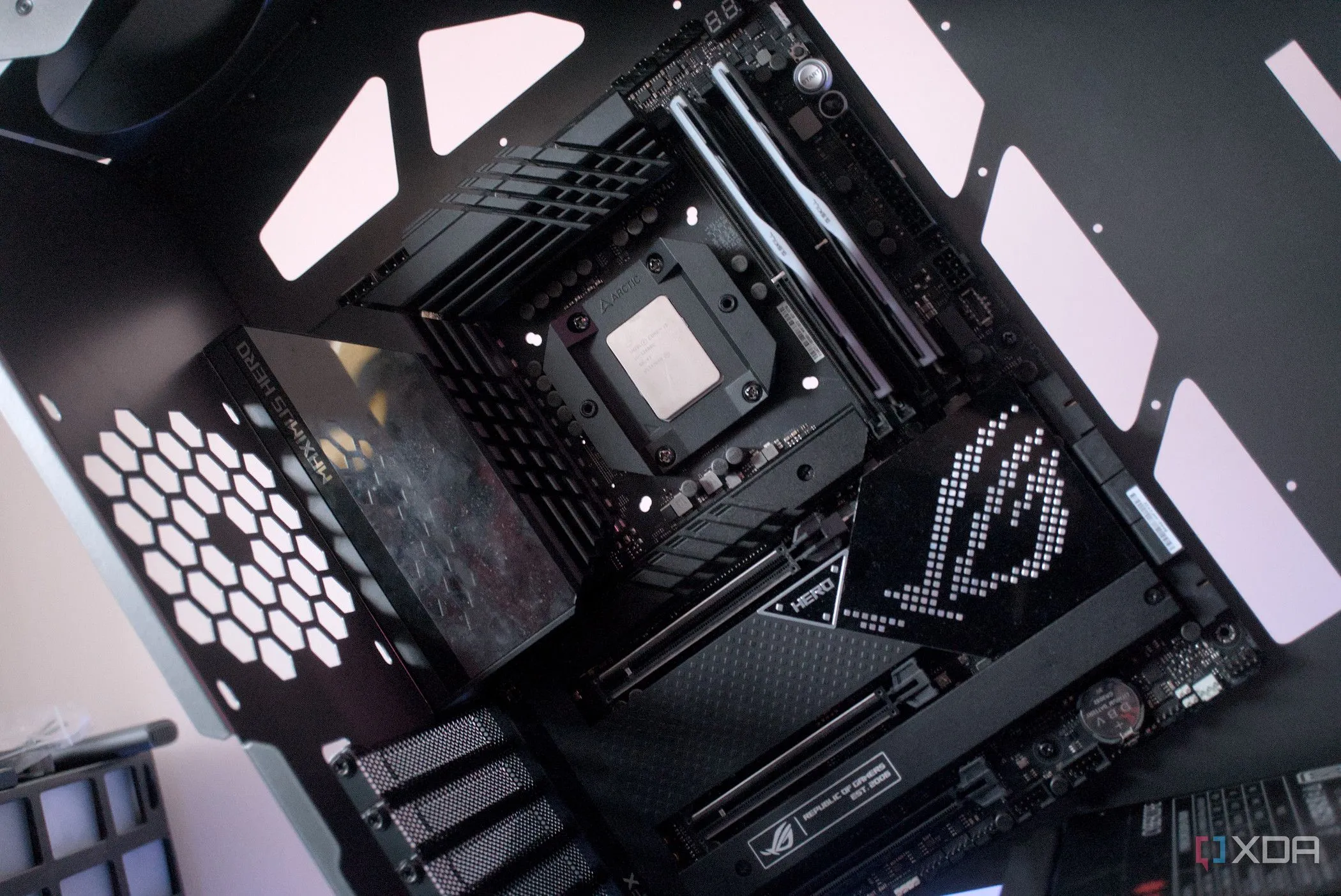 quy trình lắp đặt bo mạch chủ vào vỏ case Vetroo K1 Pangolin trong một hệ thống PC