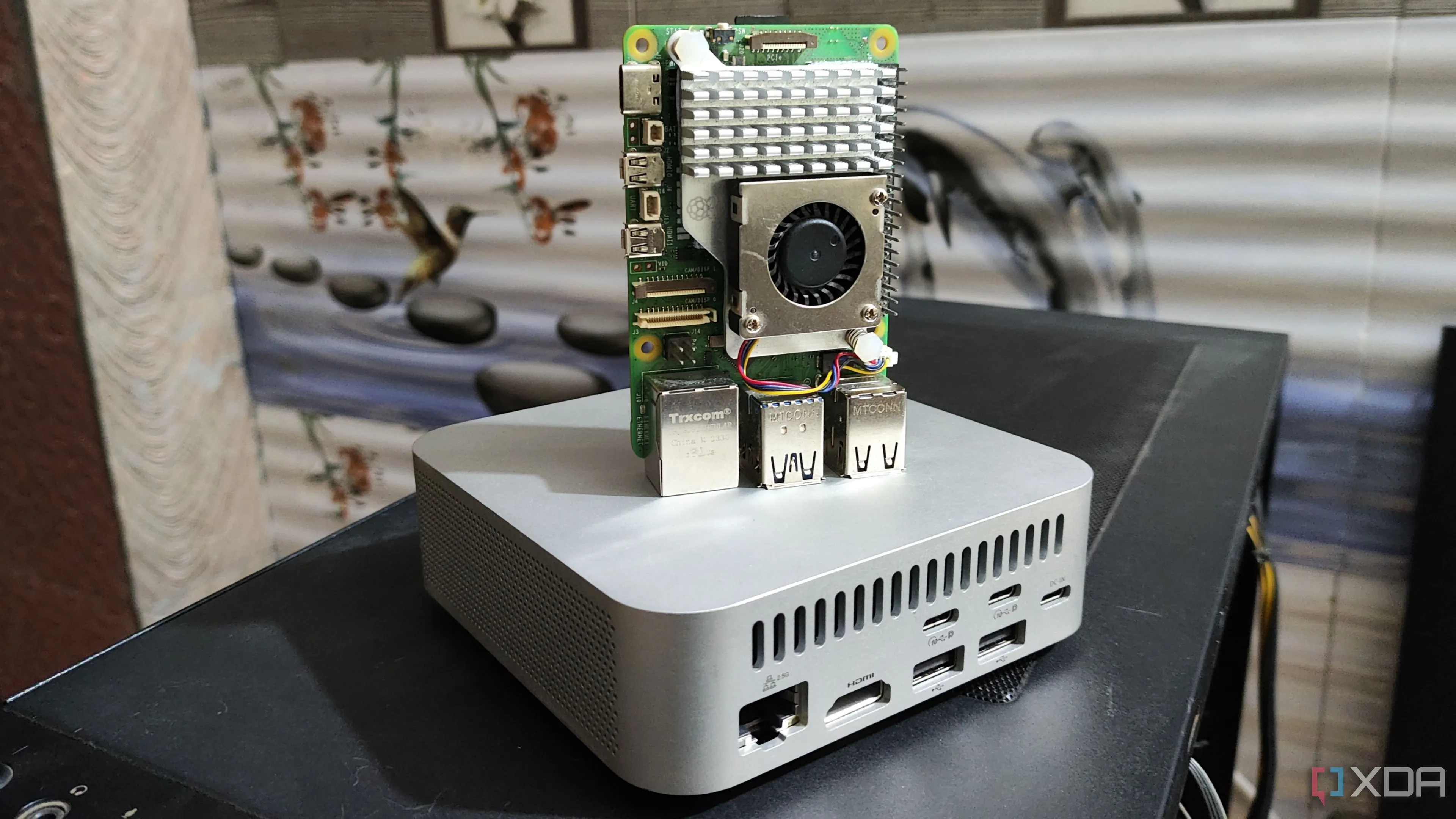 Raspberry Pi 5 đặt trên thiết bị NAS Aiffro K100, minh họa tính linh hoạt của SBC trong các dự án