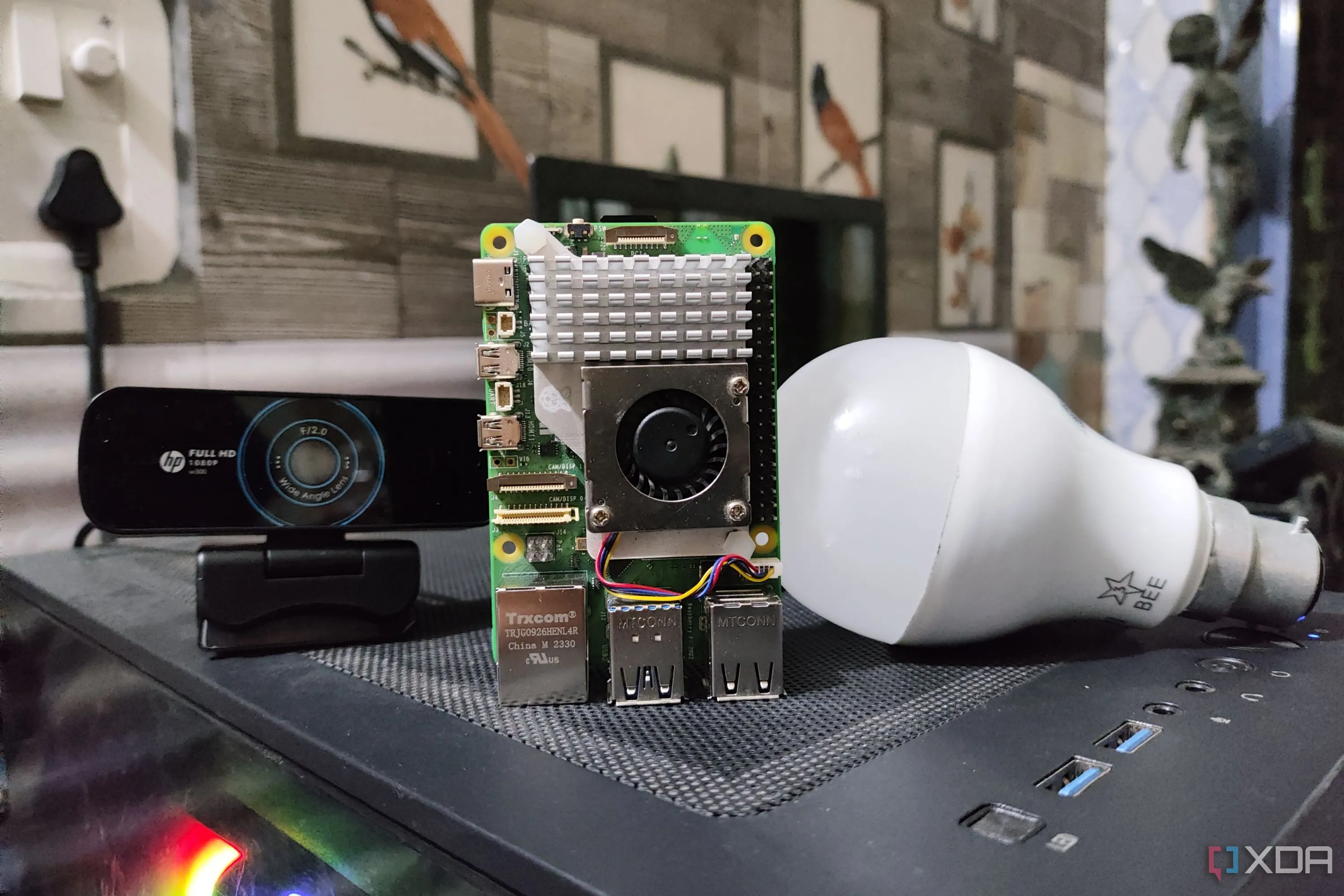 Raspberry Pi 5 hoạt động cùng webcam và bóng đèn thông minh, minh họa khả năng điều khiển thiết bị thông minh đa dạng của Home Assistant.