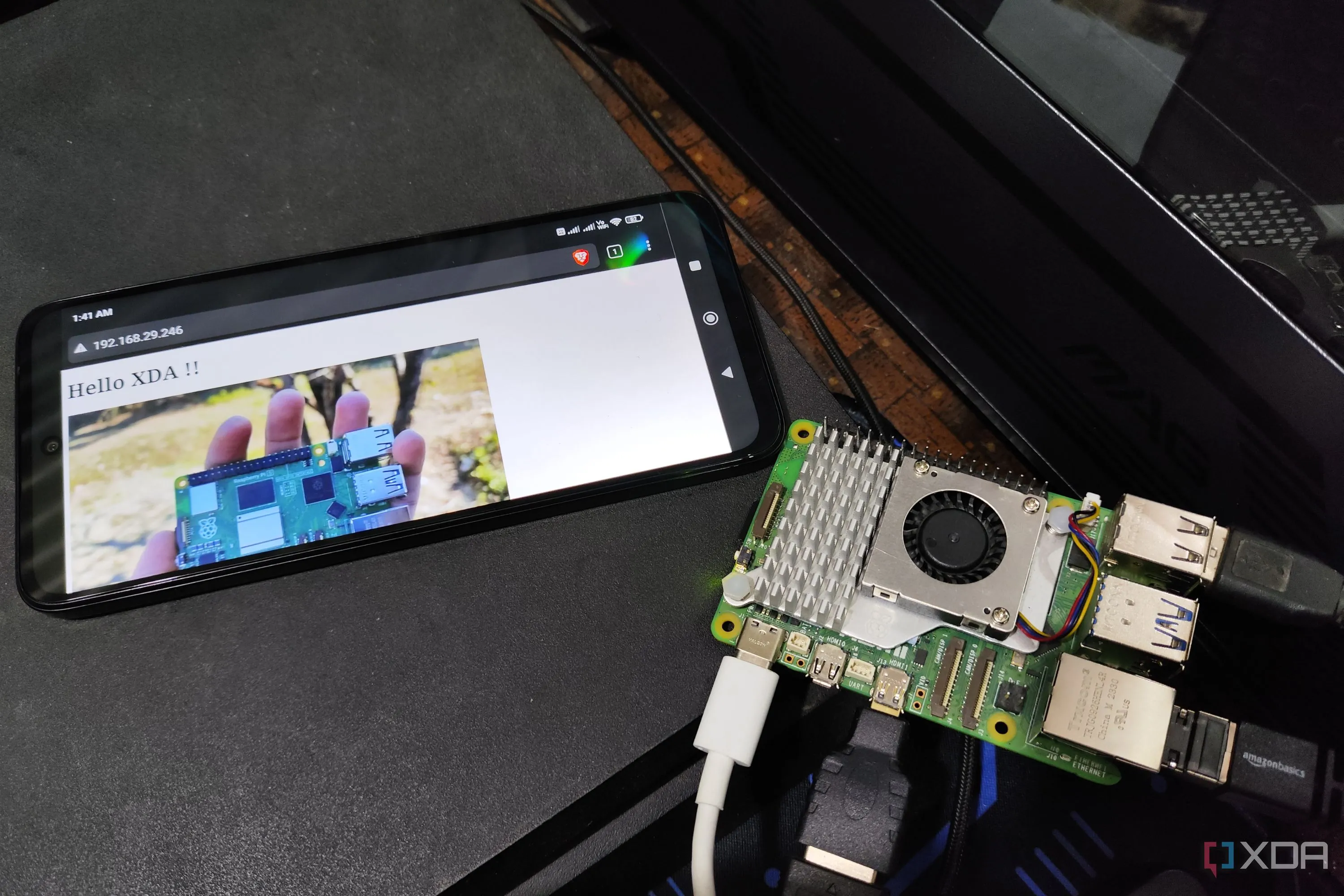 Raspberry Pi 5 và điện thoại Poco M6 Pro, minh họa phần cứng có thể dùng để tự host máy chủ web tại nhà.