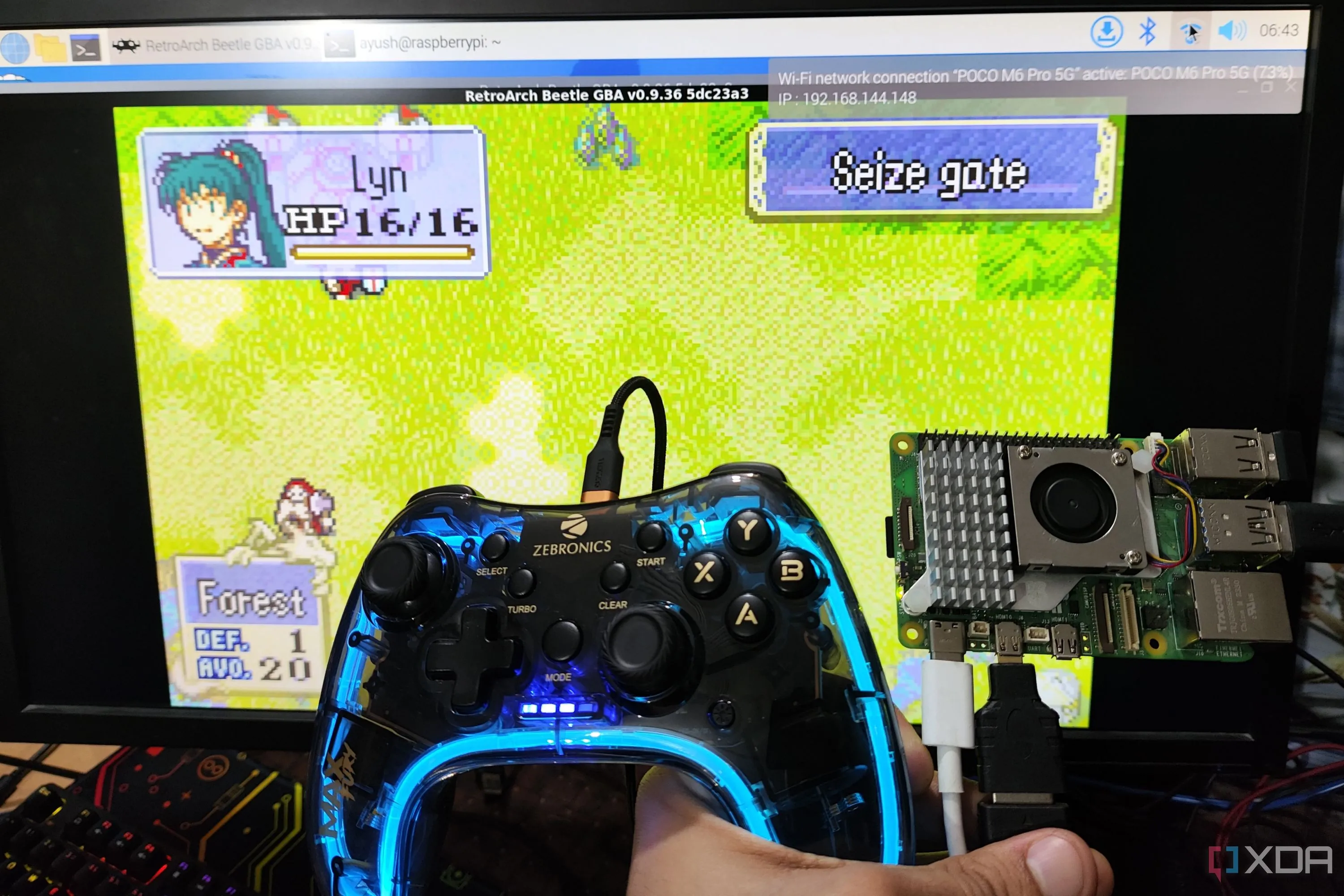 Raspberry Pi 5 và tay cầm chơi game được đặt trước màn hình máy tính, biểu tượng cho hệ thống giả lập game retro mạnh mẽ