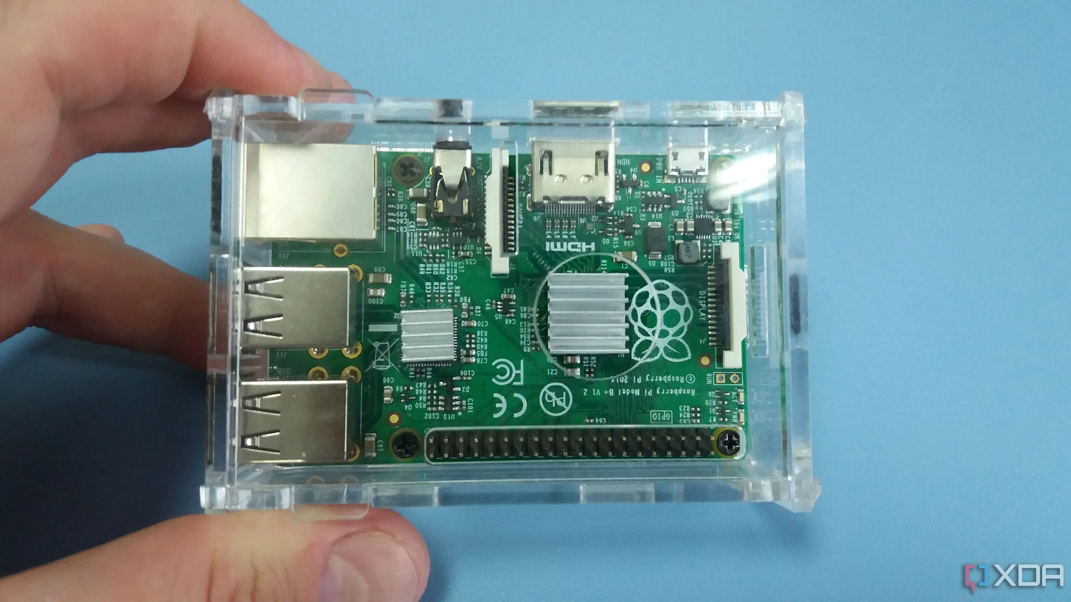 Raspberry Pi B+ trong vỏ case trong suốt, minh họa khả năng hoạt động ổn định khi giả lập game retro