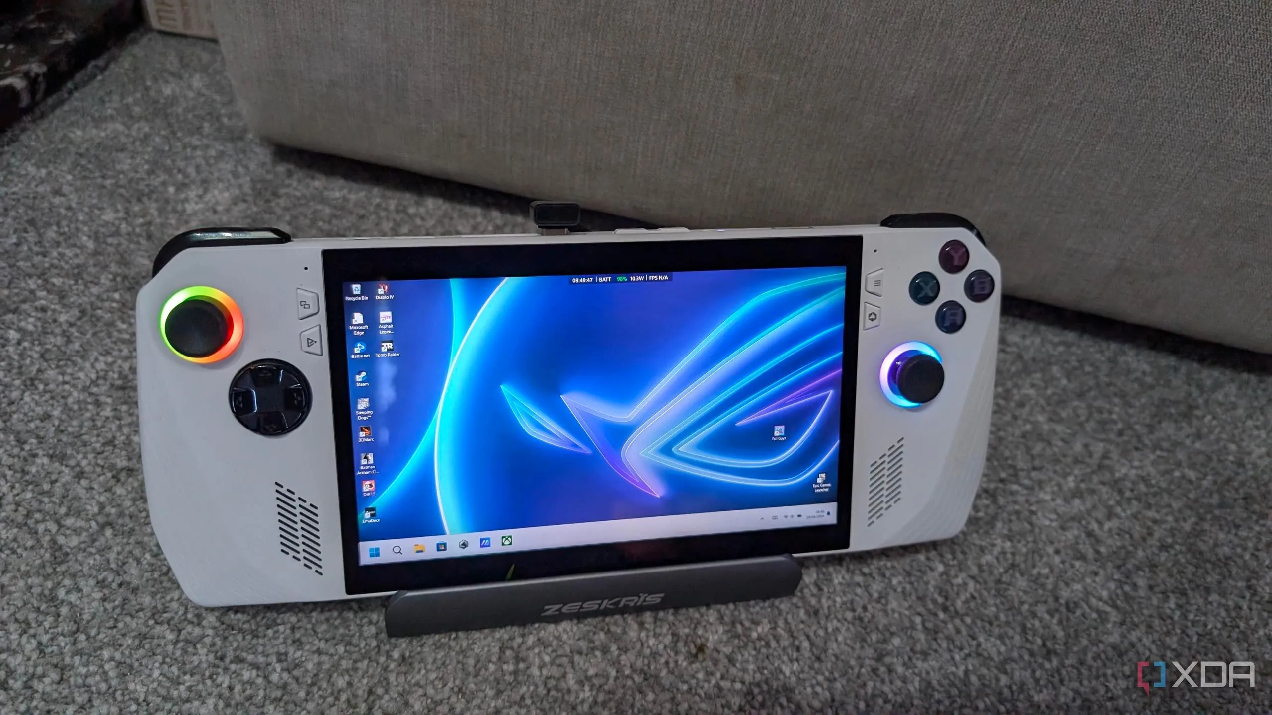 ROG Ally hiển thị giao diện desktop Windows, minh họa thiết bị chơi game cầm tay tương thích với chiến lược Xbox