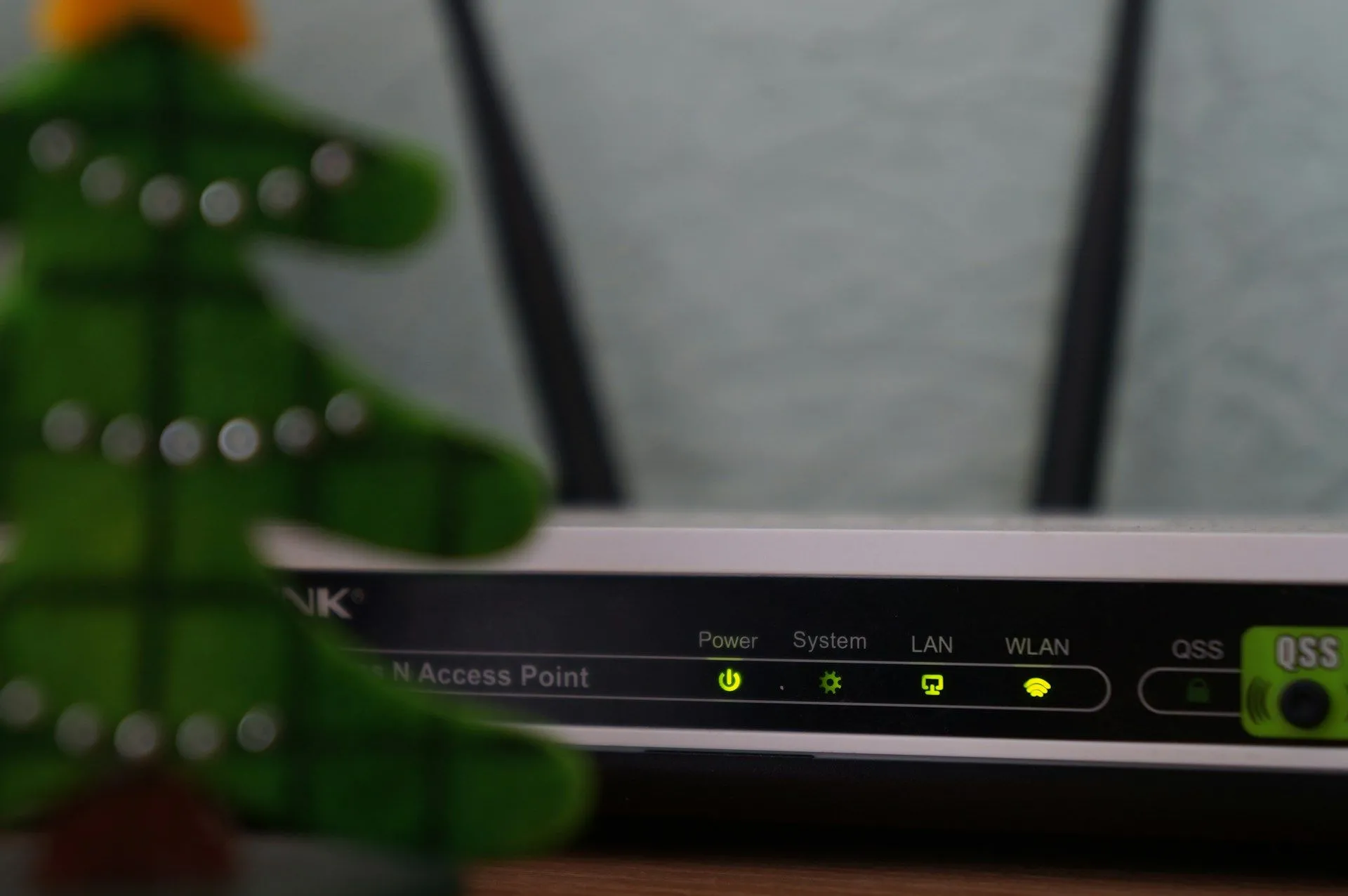 Router Wi-Fi hiện đại với các đèn báo hoạt động trong môi trường gia đình