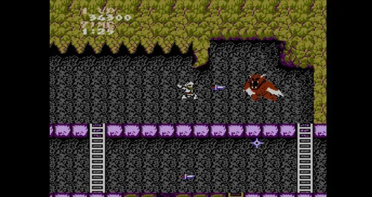 Sir Arthur ném vũ khí về phía kẻ thù trong một cảnh hành động điển hình của Ghosts 'n Goblins