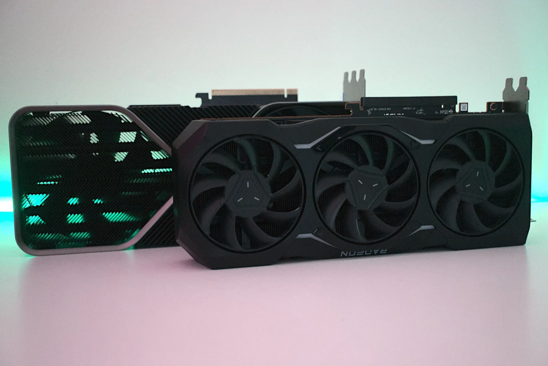 So sánh card đồ họa Nvidia GeForce RTX 4090 và AMD Radeon RX 7900 XTX, minh họa sự cạnh tranh và phân bổ nguồn lực giữa chip AI và gaming
