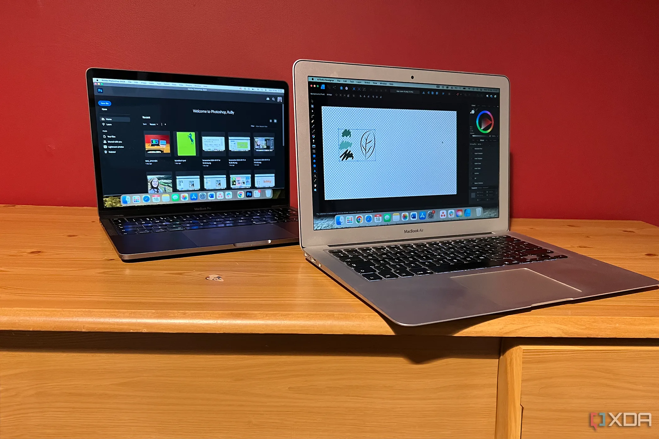 So sánh giao diện Photoshop trên MacBook Pro và Affinity Designer trên MacBook Air, thể hiện sự đa dạng công cụ sáng tạo