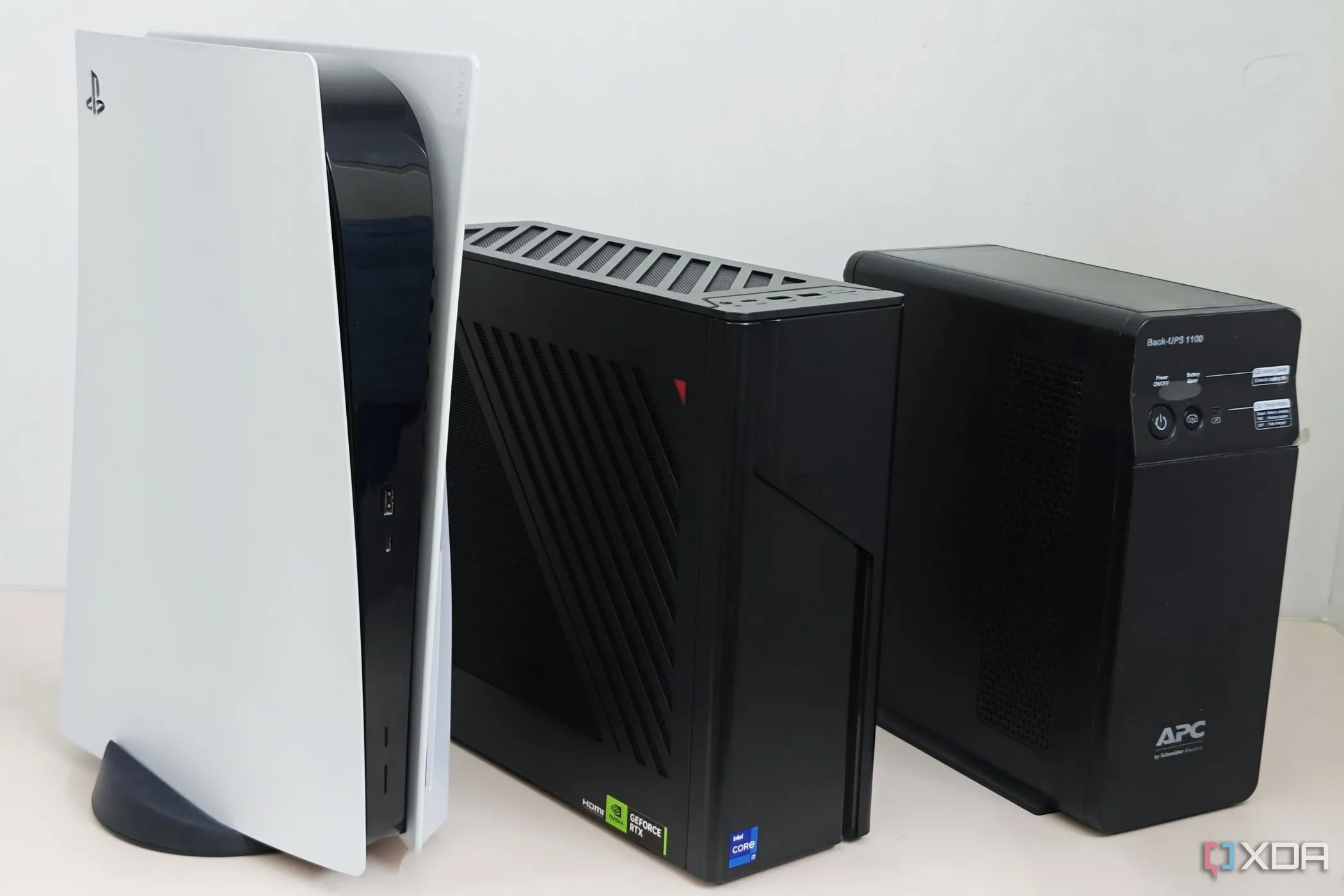 So sánh kích thước giữa PS5, PC gaming và bộ lưu điện UPS