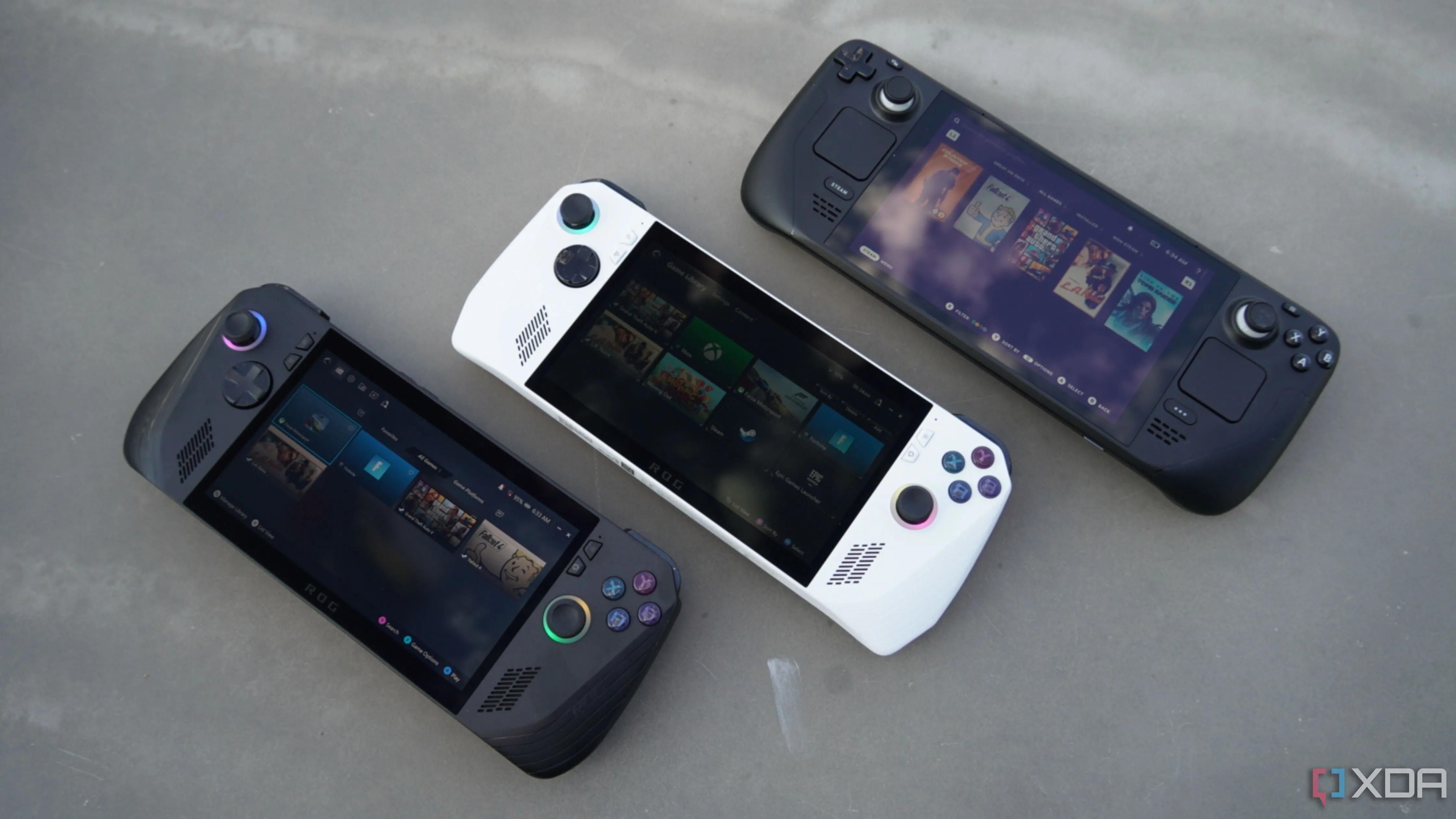 So sánh thiết bị chơi game cầm tay ROG Ally X, ROG Ally và Steam Deck, minh họa khả năng giả lập game trên các thiết bị hiện đại.