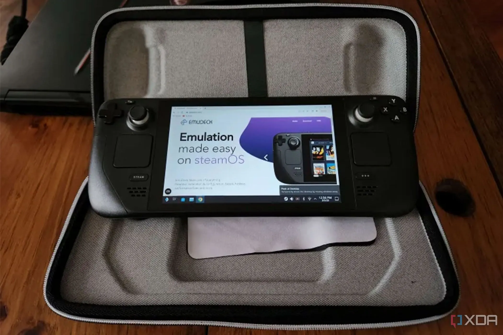 Steam Deck đang chạy phần mềm giả lập game retro trong hộp bảo vệ