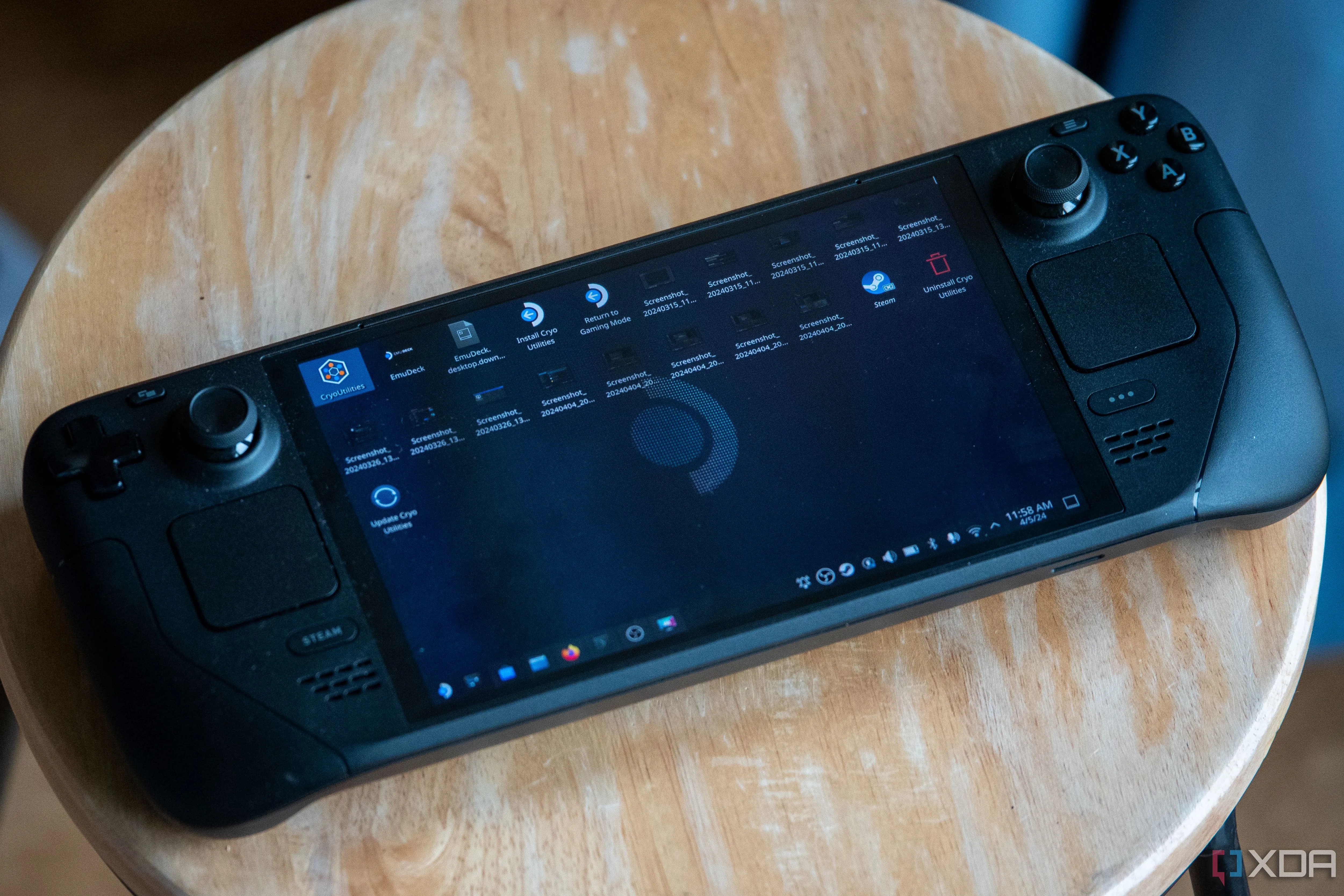 Steam Deck OLED hiển thị màn hình desktop trong chế độ máy tính