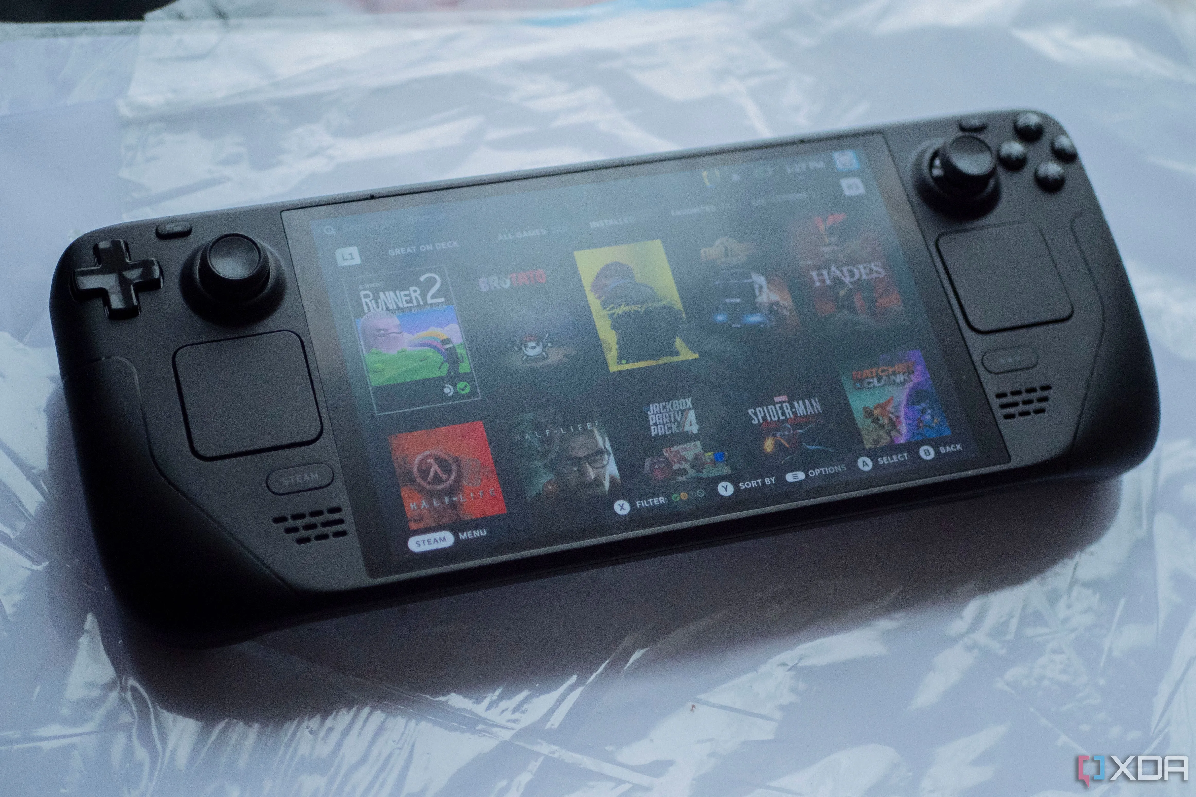 Steam Deck OLED trưng bày đa dạng tựa game, thiết bị gaming di động của Valve